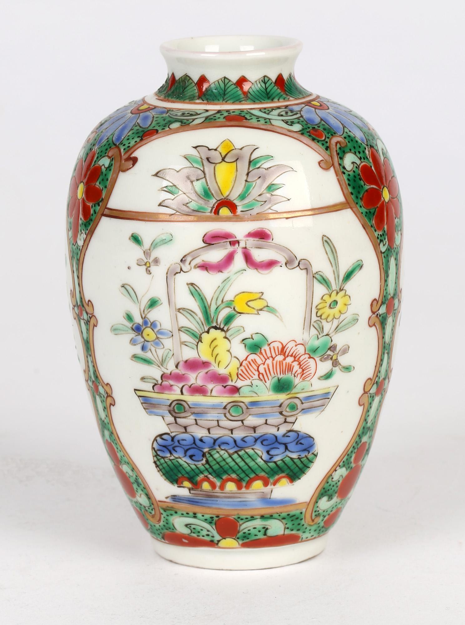 Orientalisch, Möglicherweise Samson Fein, von Hand verzierte Porzellanvase im Angebot 1