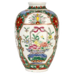 Vase en porcelaine oriental, peut-être Samson, finement décoré à la main