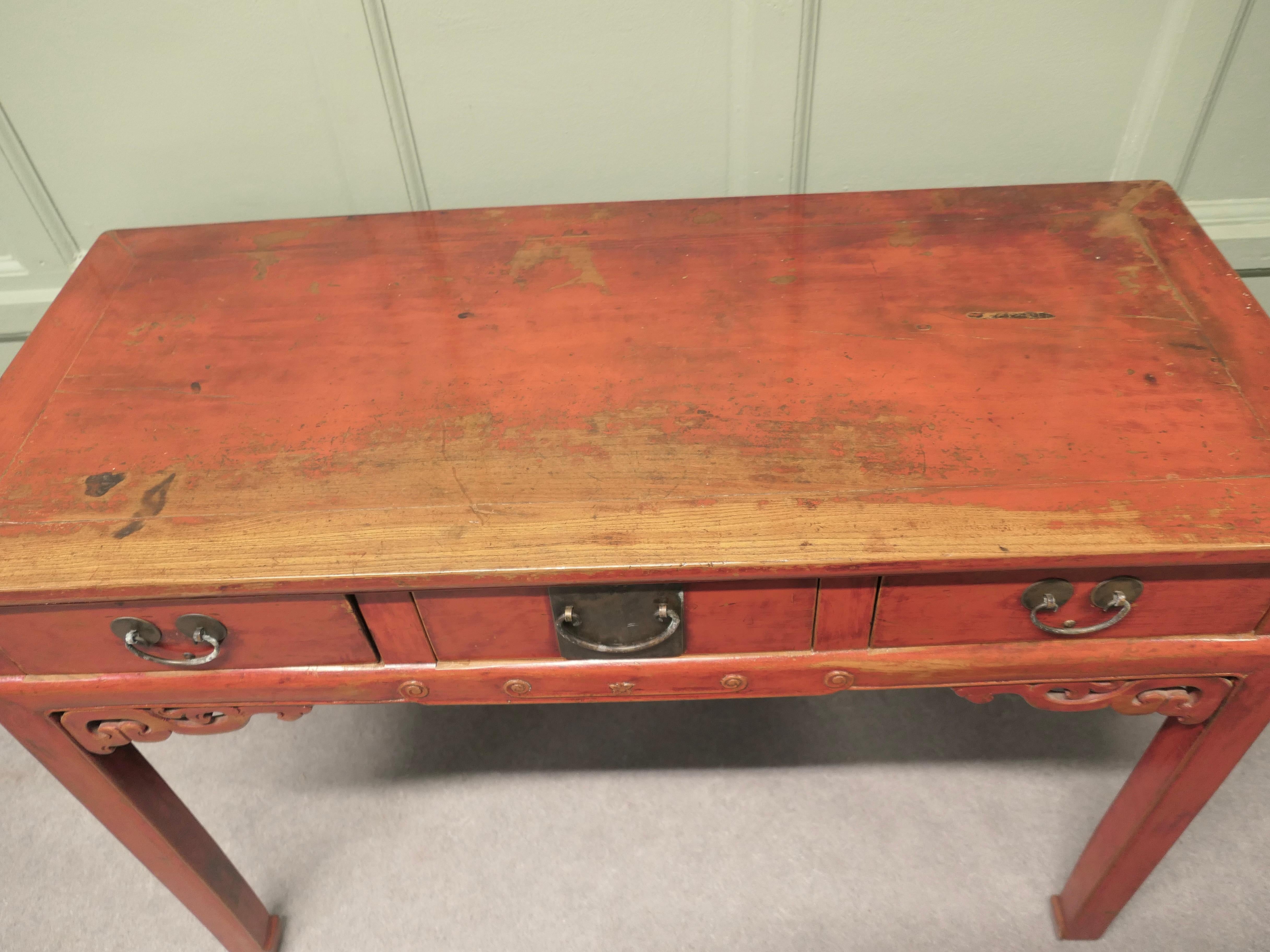 Mesa auxiliar o escritorio oriental lacada en rojo Lacado en venta