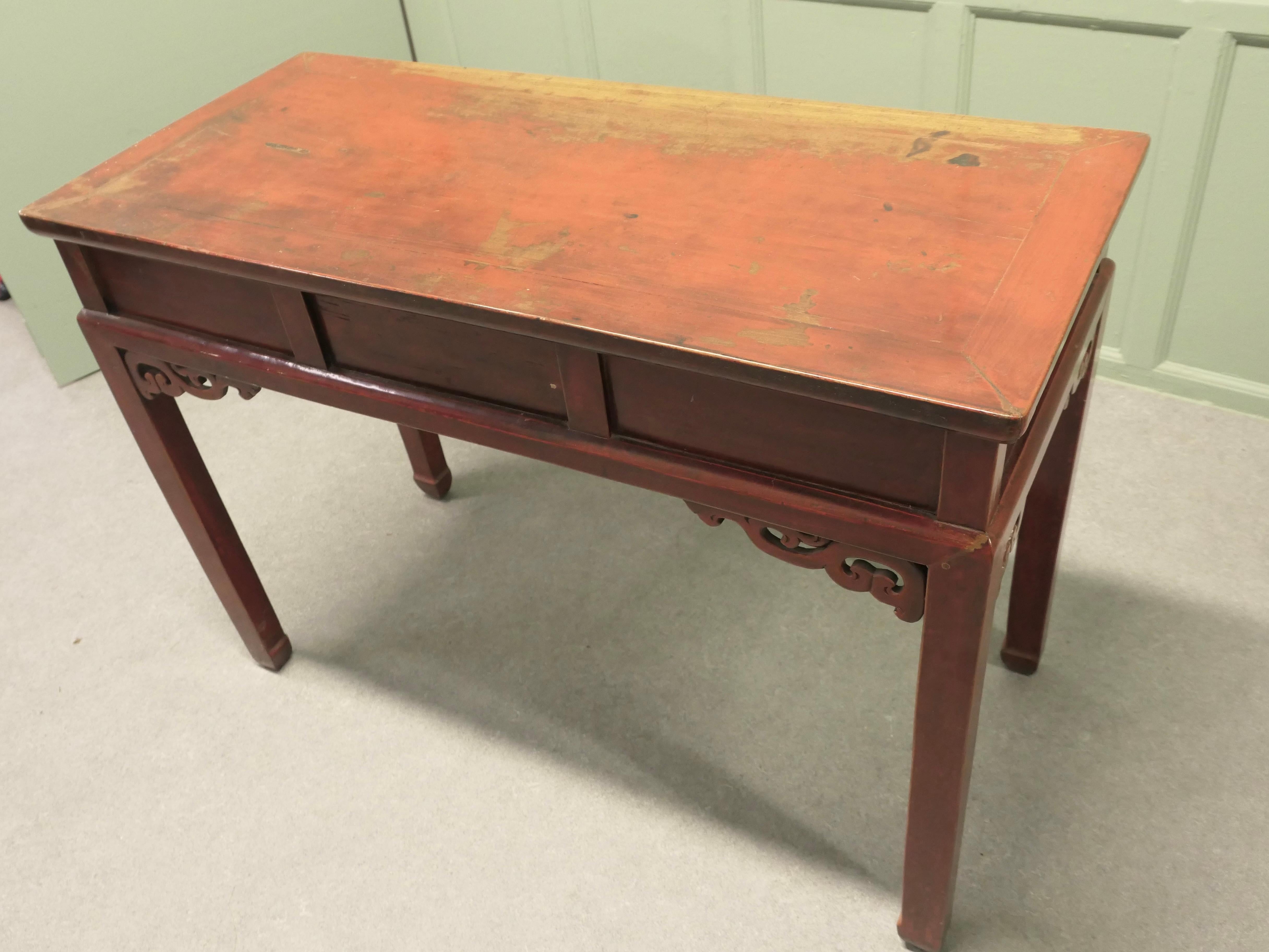 Mesa auxiliar o escritorio oriental lacada en rojo en Bueno estado para la venta en Godshill, Isle of Wight