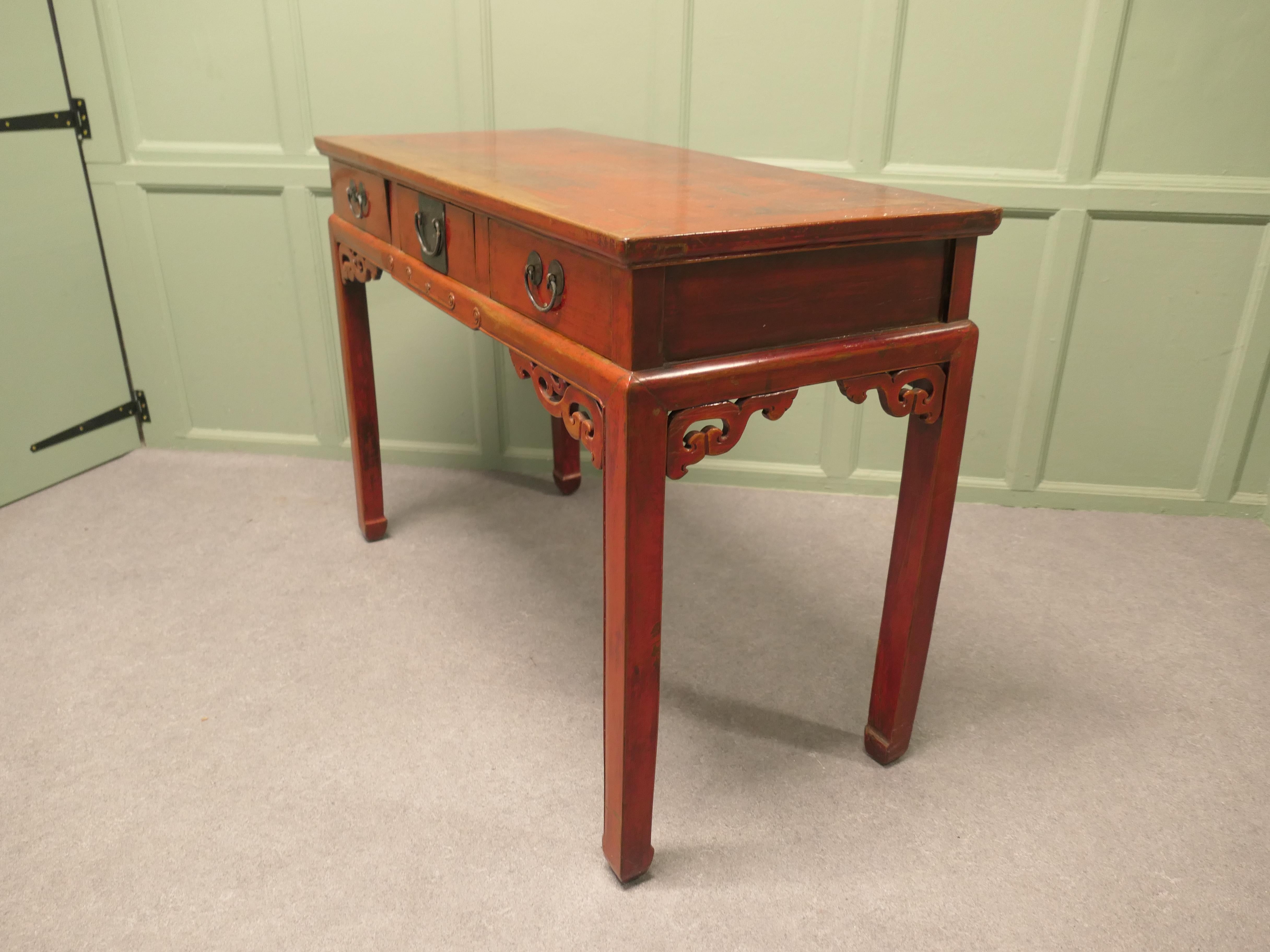Mesa auxiliar o escritorio oriental lacada en rojo principios del siglo XX en venta