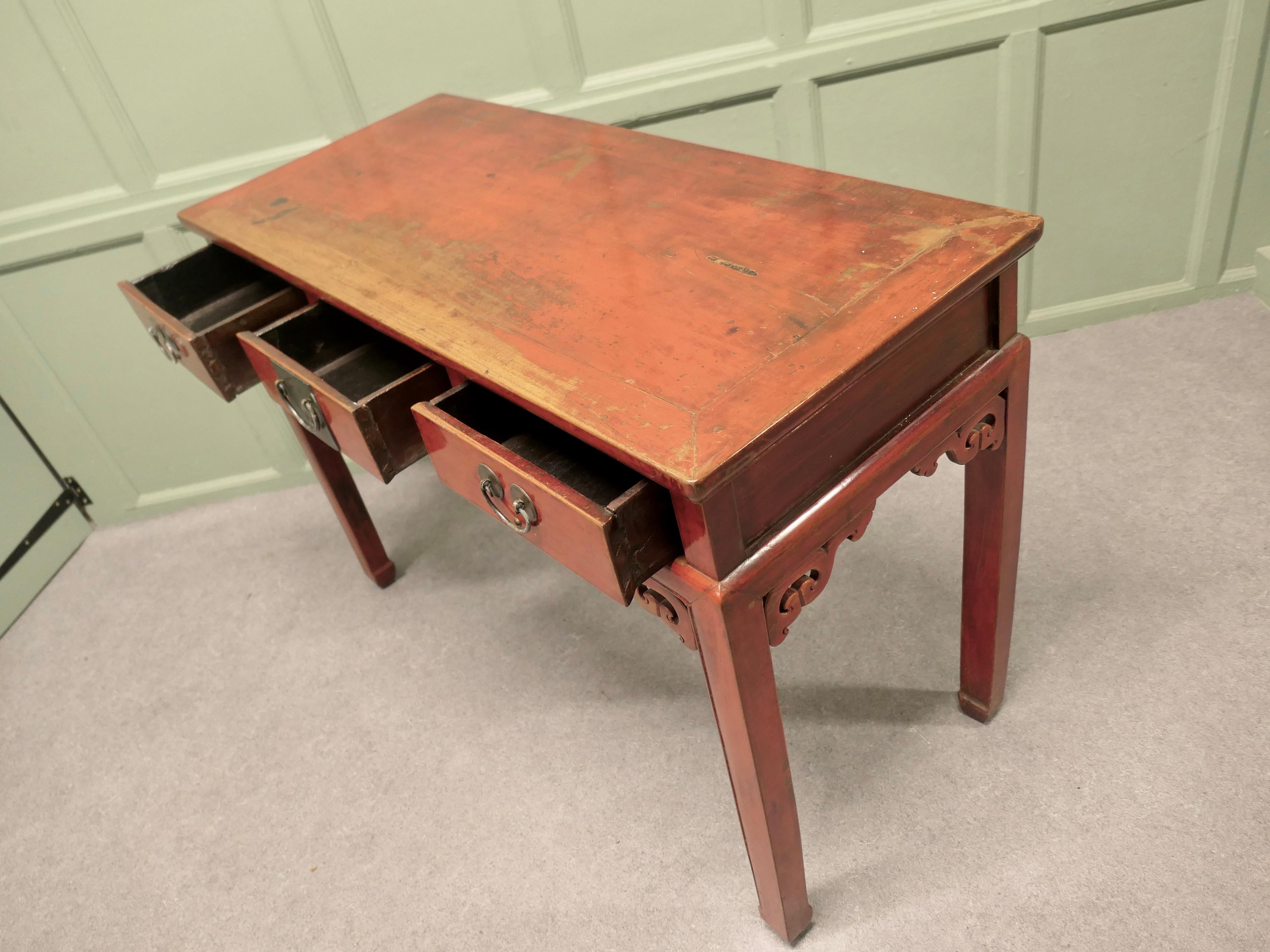 Mesa auxiliar o escritorio oriental lacada en rojo Olmo en venta