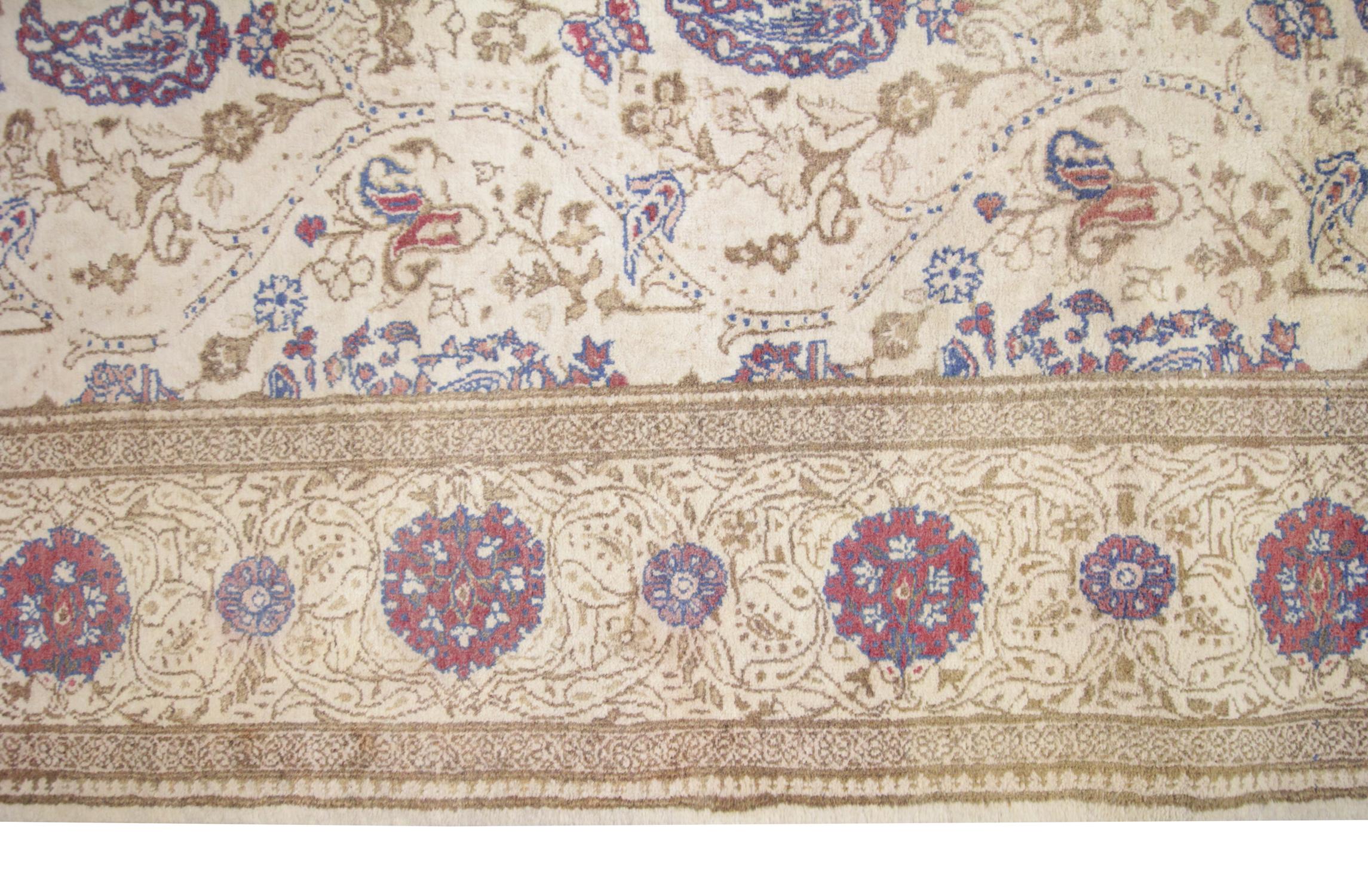 Türkischer Vintage-Teppich, handgefertigter Teppich, Wohnzimmerteppich aus cremefarbener Wolle (Rokoko) im Angebot