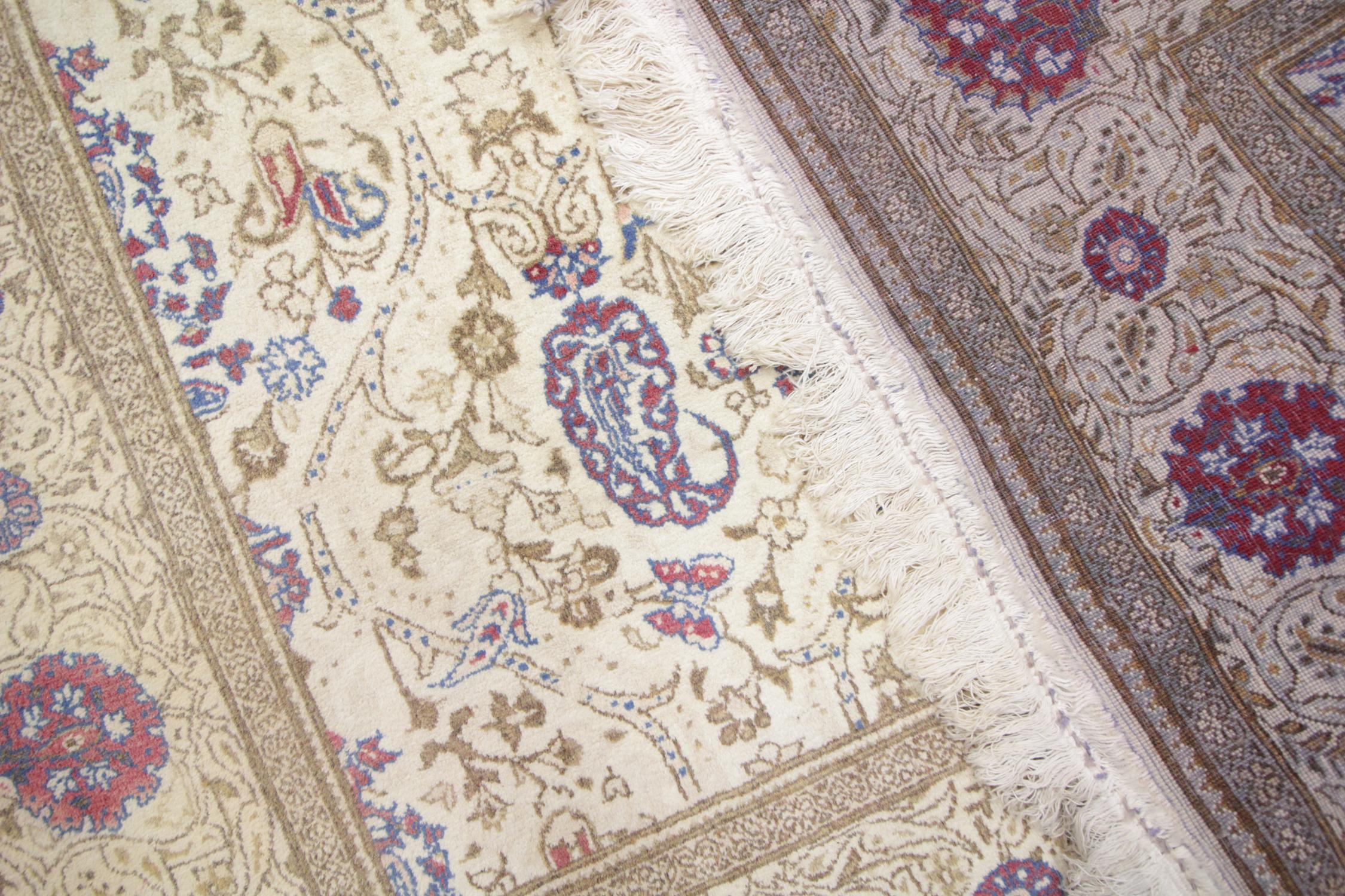 Türkischer Vintage-Teppich, handgefertigter Teppich, Wohnzimmerteppich aus cremefarbener Wolle (Mitte des 20. Jahrhunderts) im Angebot