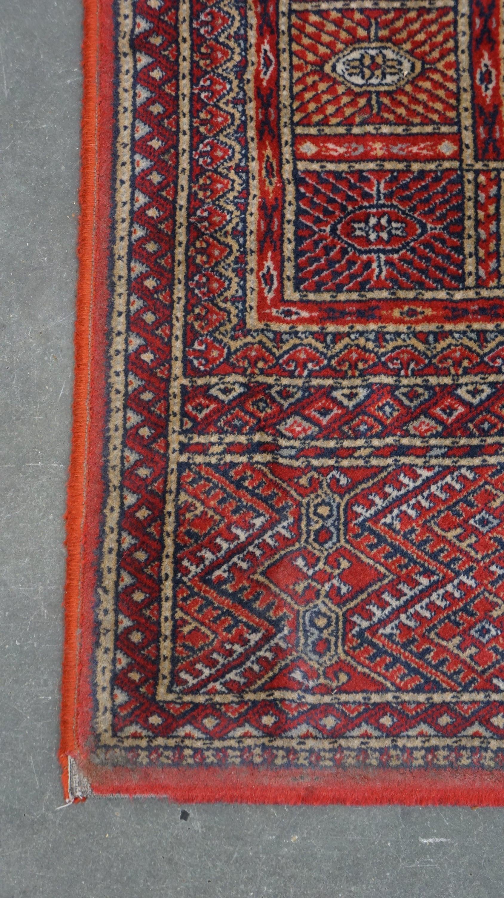 Tapis oriental dans des tons chauds, principalement rouges 240x170cm Bon état - En vente à Harderwijk, NL