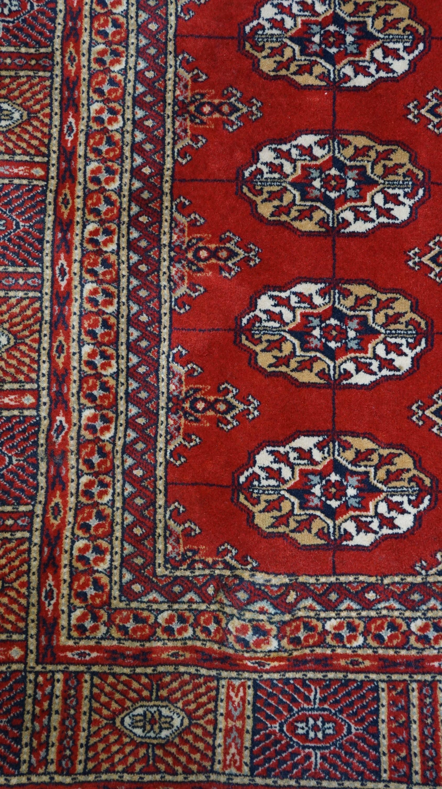 20ième siècle Tapis oriental dans des tons chauds, principalement rouges 240x170cm en vente