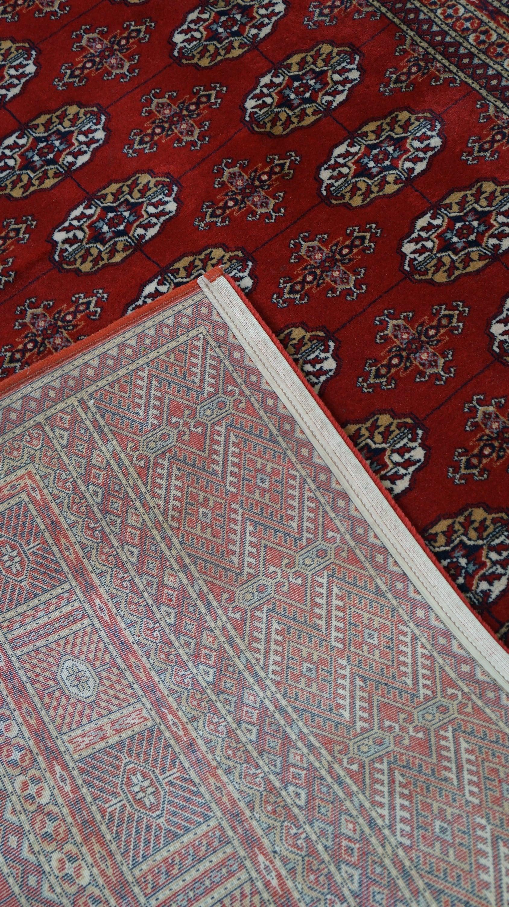 Tapis oriental dans des tons chauds, principalement rouges 240x170cm en vente 1