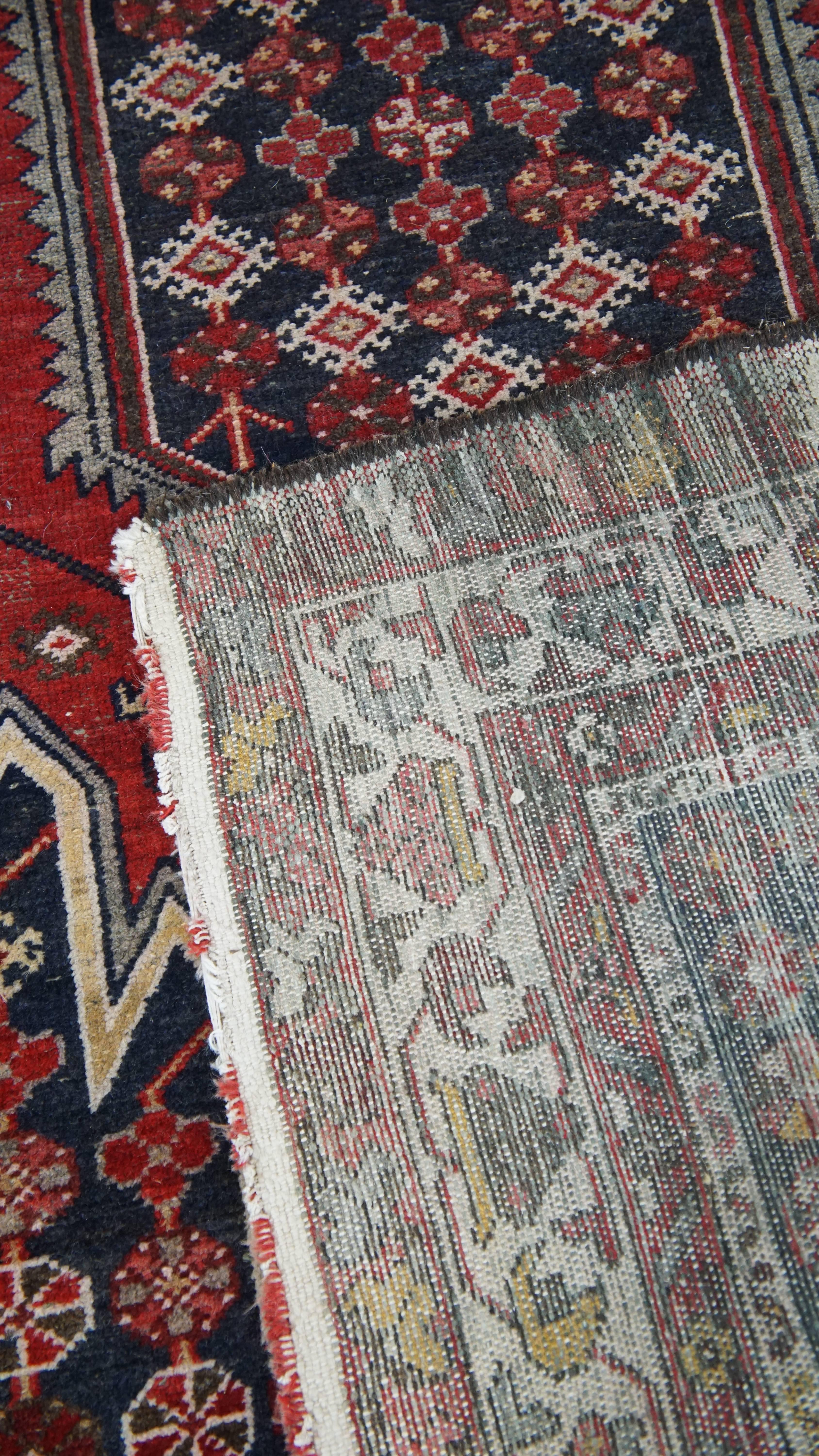 Faites briller votre intérieur avec ce magnifique tapis. Il présente de belles couleurs et des détails étonnants. Les tapis de ce type ne sont pas seulement un élément recherché pour le salon, mais pensez aussi à la chambre à coucher, à votre bureau
