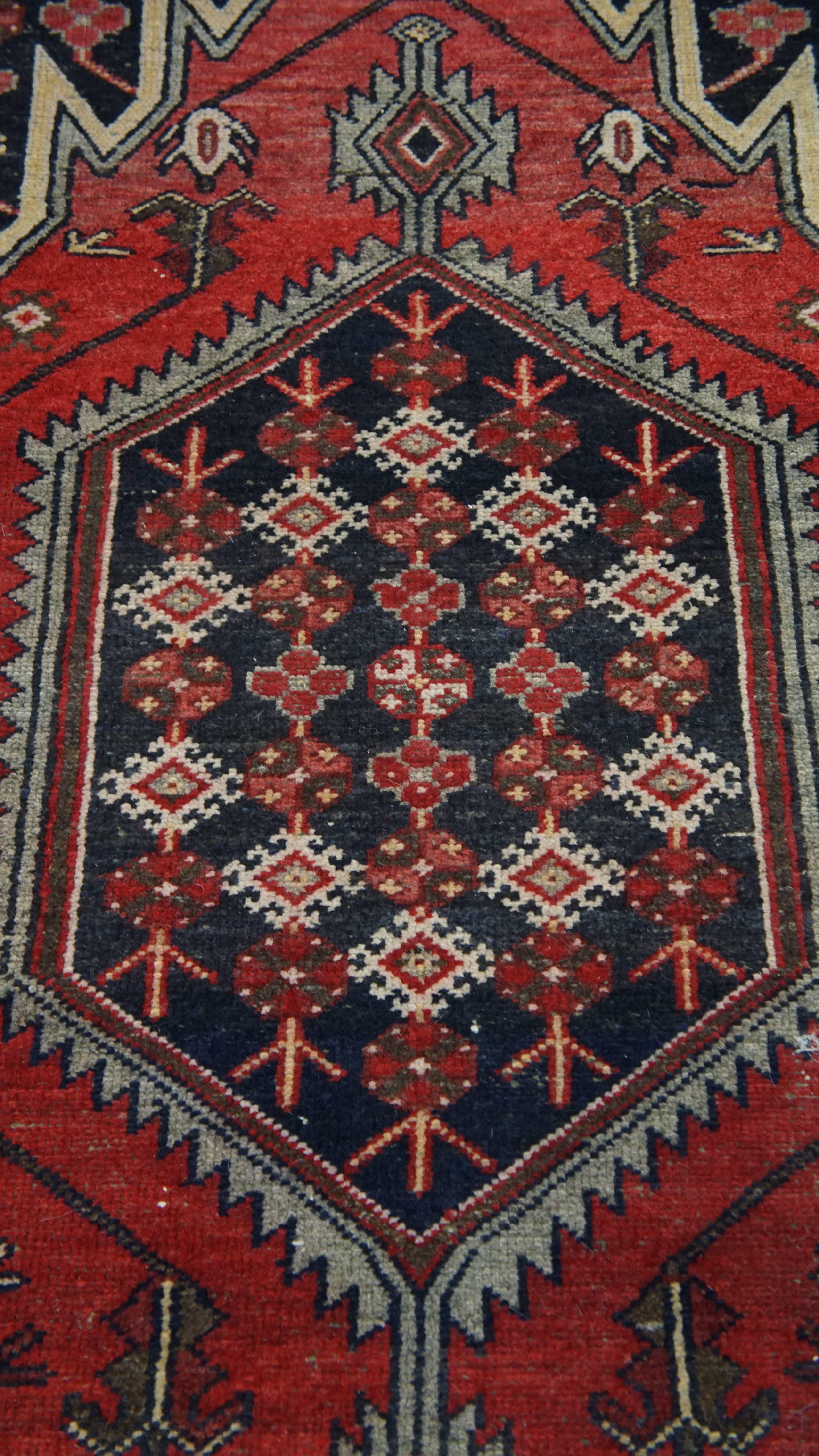 Fait main Tapis d'Orient avec joli motif dans des nuances rouges et bleues 197 x134 cm en vente