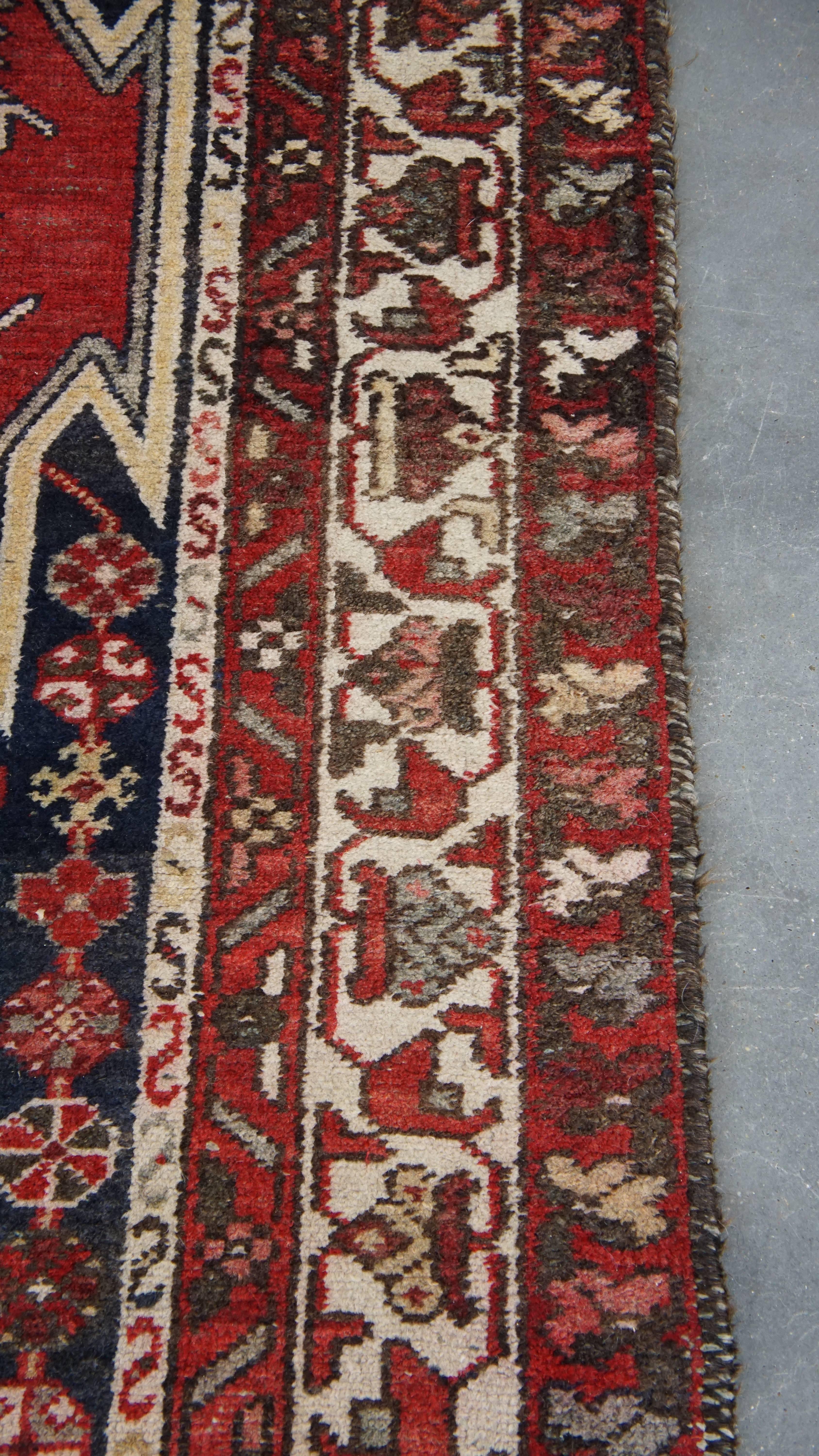 Tapis d'Orient avec joli motif dans des nuances rouges et bleues 197 x134 cm Bon état - En vente à Harderwijk, NL