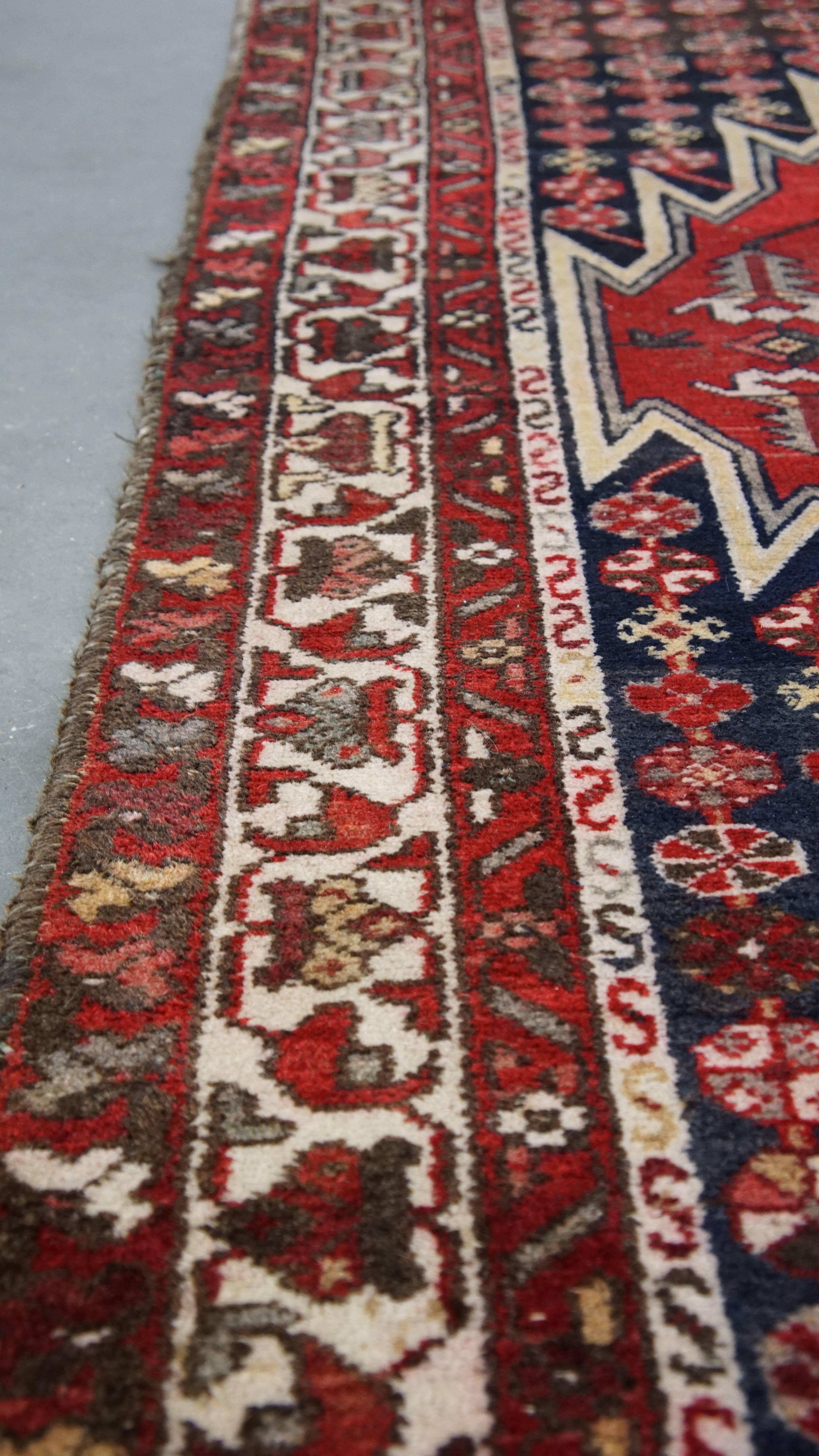 20ième siècle Tapis d'Orient avec joli motif dans des nuances rouges et bleues 197 x134 cm en vente