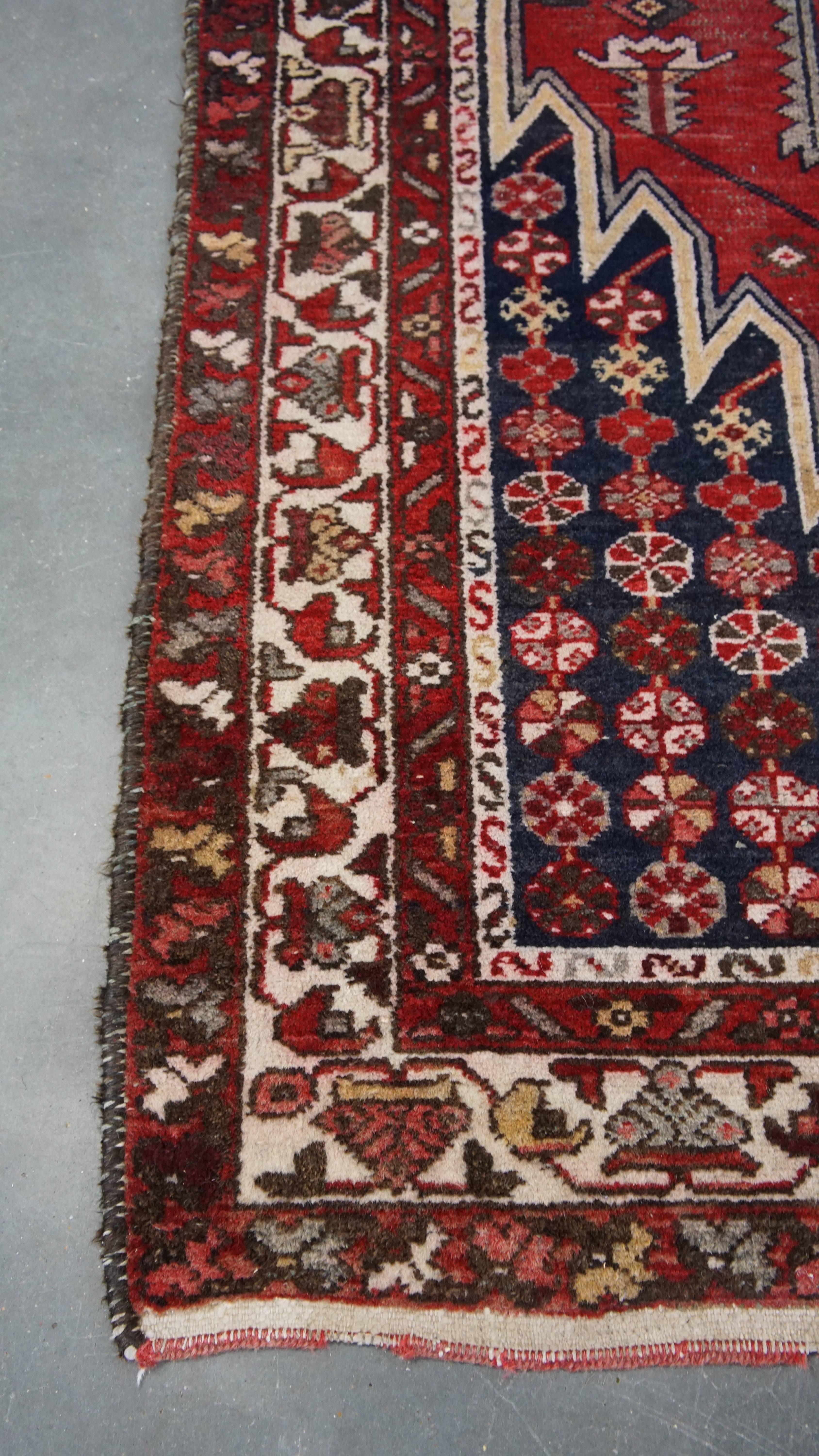 Tapis d'Orient avec joli motif dans des nuances rouges et bleues 197 x134 cm en vente 1