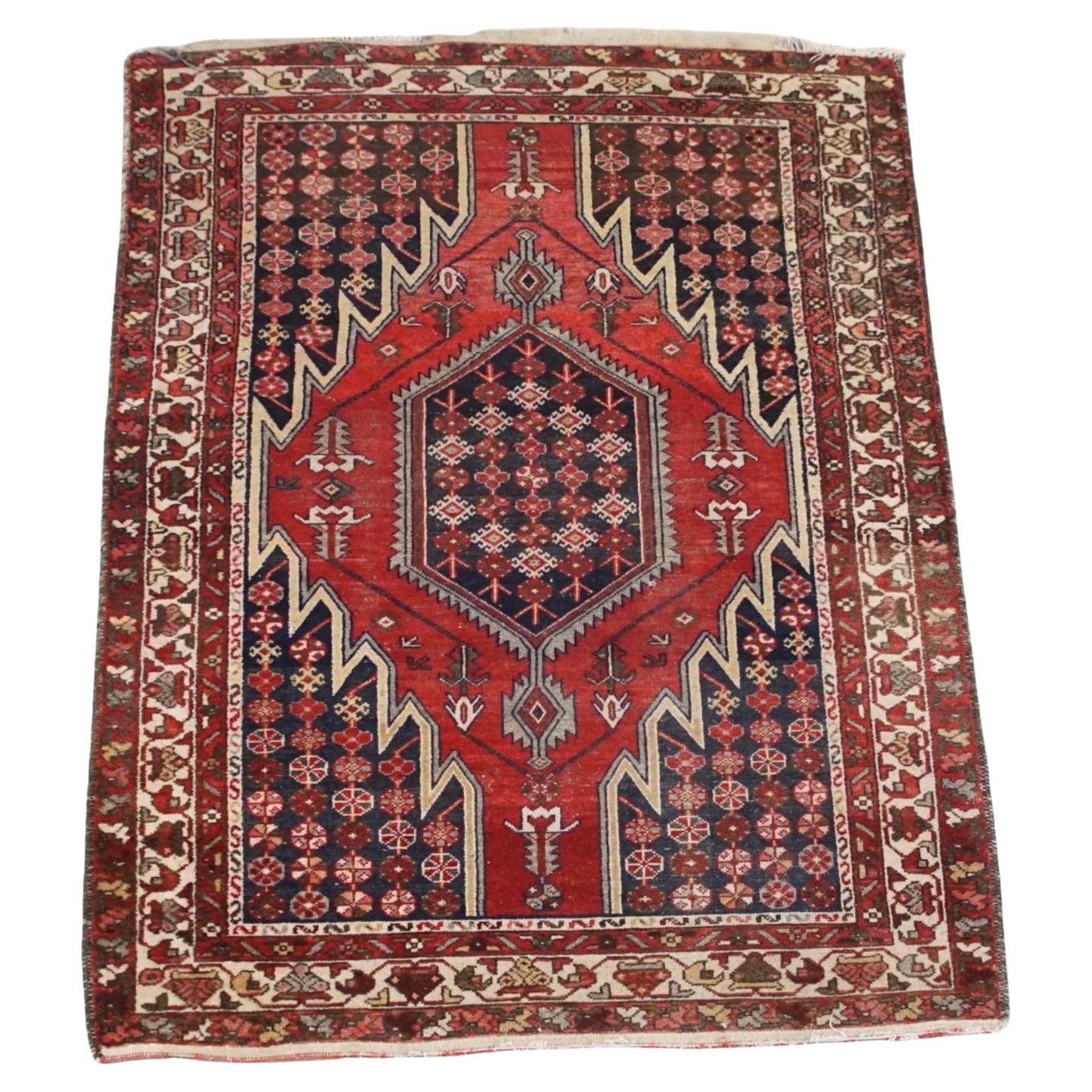 Orientalischer Teppich/ Tapetenteppich mit schönem Muster in meist roten und blauen Farbtönen 197x134cm