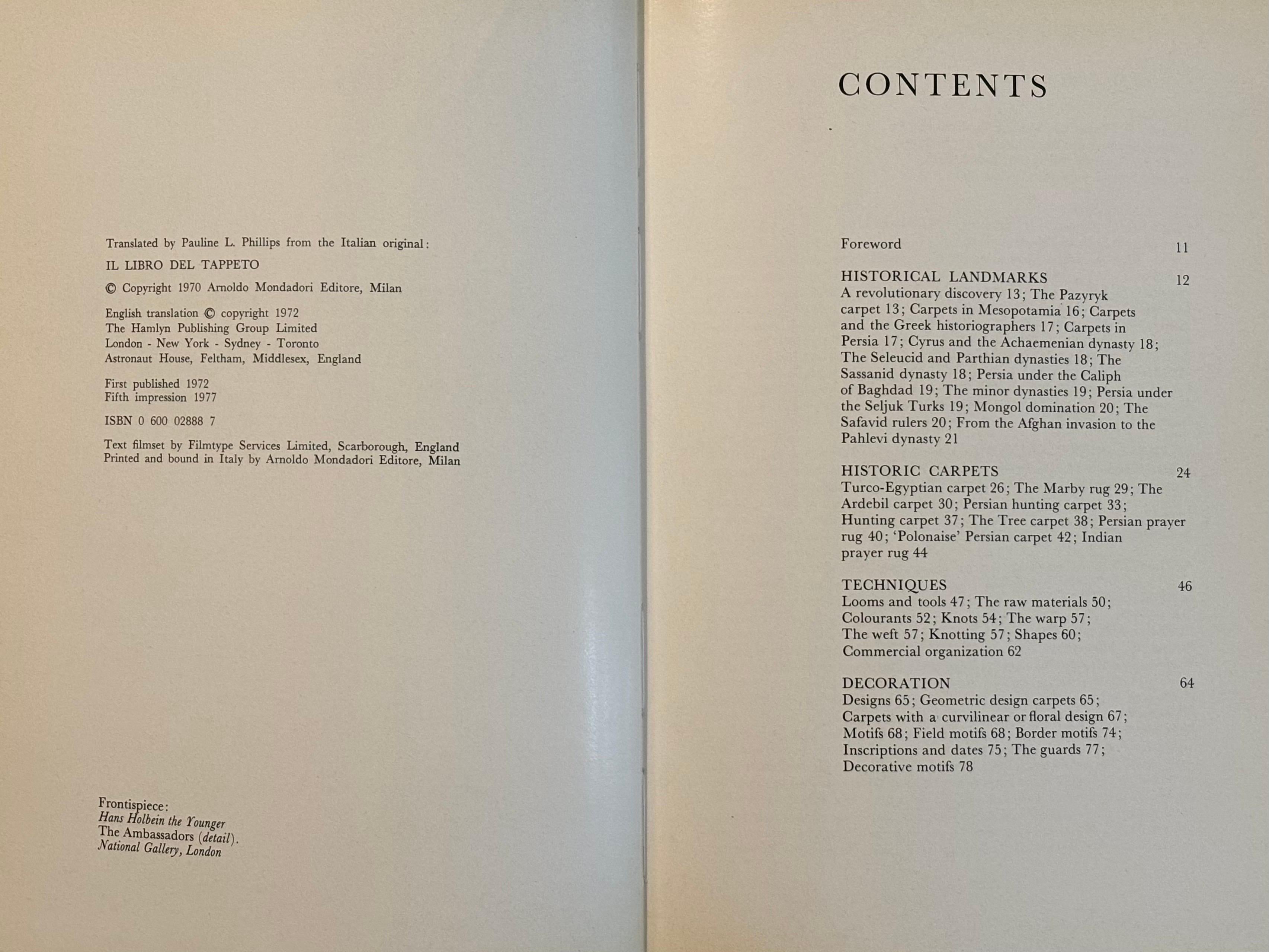 Tapis et carpettes orientaux par Fabio Formenton. Livre relié avec jaquette, publié en 1977 par Hamlyn Publishing Group. Imprimé et relié en Italie. Illustré, 250 pages.
