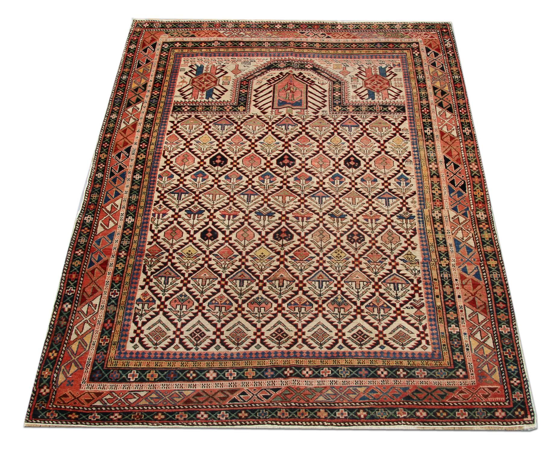 Ein hervorragendes Beispiel für einen handgefertigten kaukasischen Orientteppich aus der Region Schirwan. Obwohl diese elfenbeinfarbenen Teppiche mit Gebetsmustern aus der Ferne so aussehen mögen, hat dieser Webteppich eine große Farbpalette. Dieser