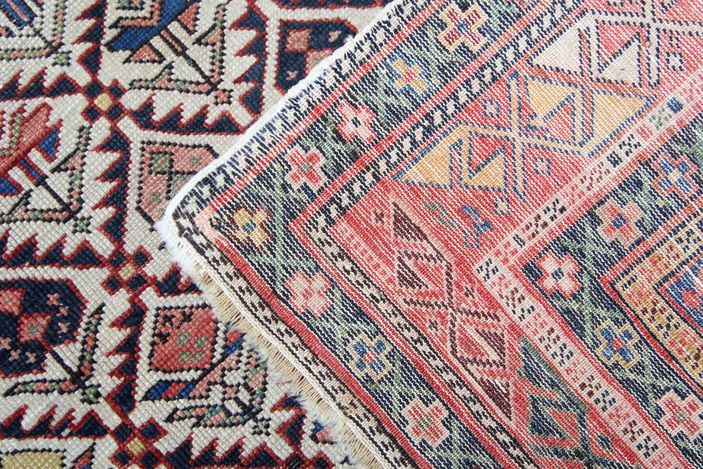 Orientalische Orientteppiche, antiker kaukasischer handgefertigter Teppich aus Schirwan (Handgeknüpft) im Angebot