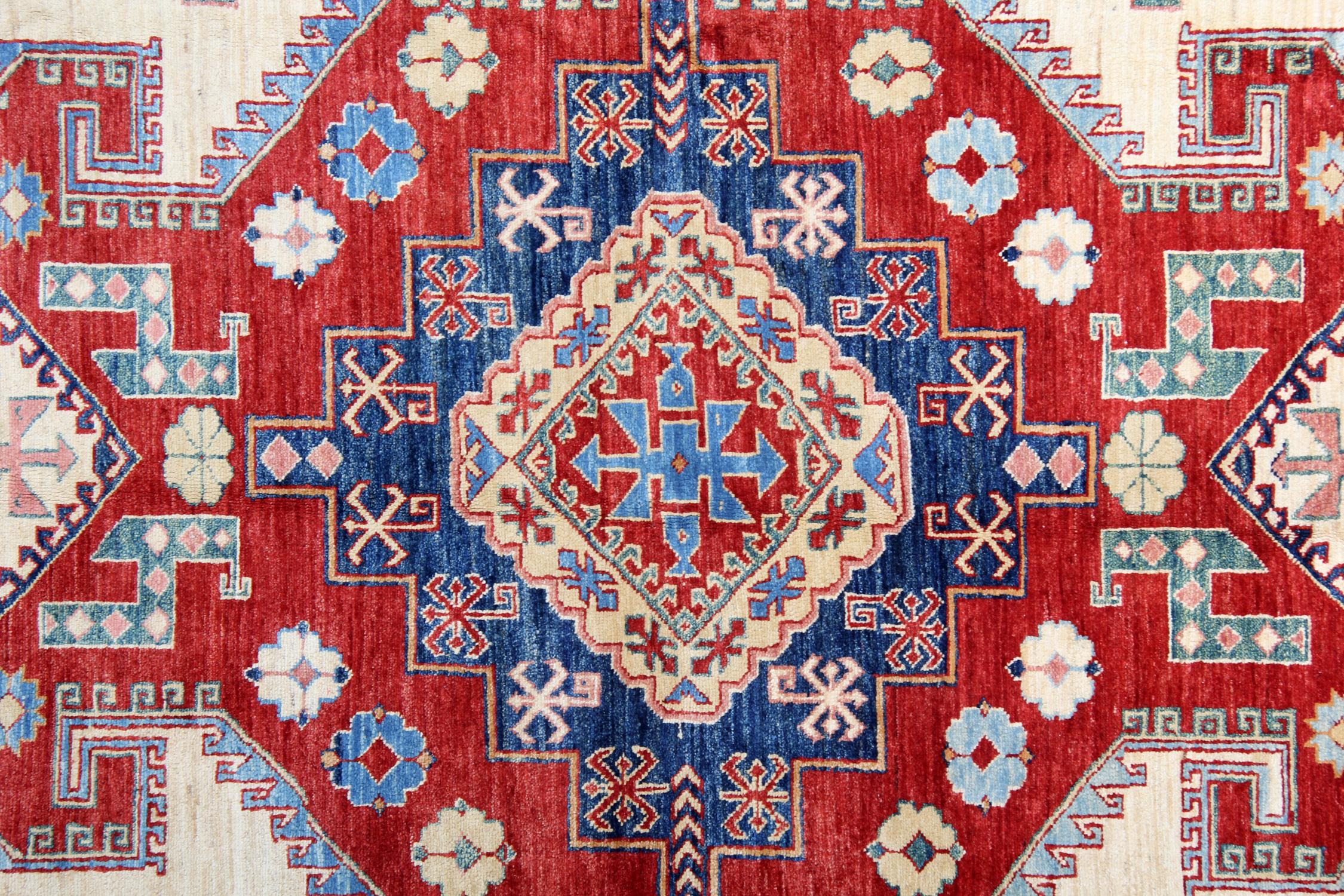Kazakh Tapis orientaux, tapis faits main de motifs géométriques crème à vendre en vente