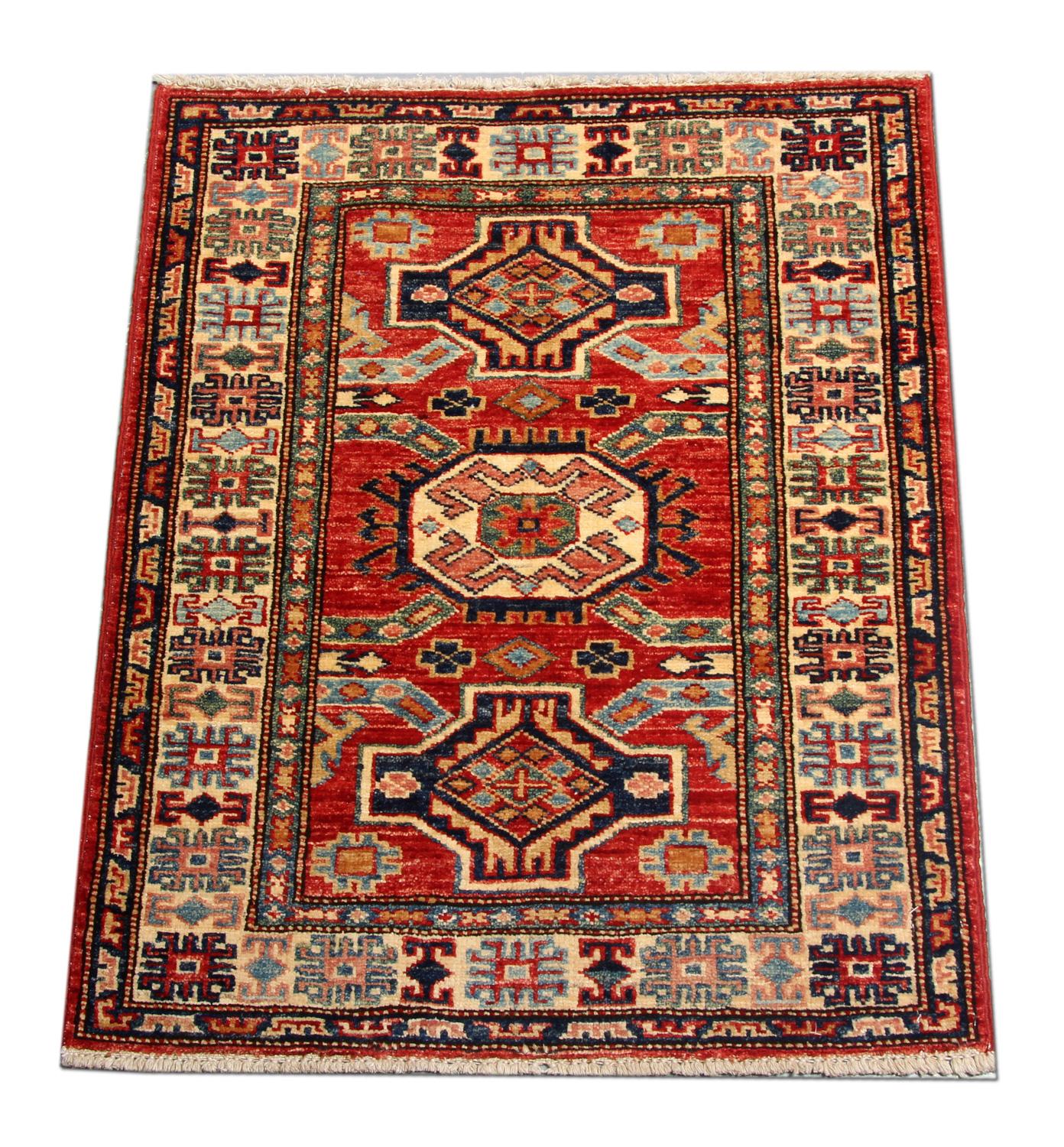 Diese kleinen, neuen, traditionellen, handgefertigten Teppiche zeigen Designs aus der Region Kazak. Ein konventioneller Stammesteppich ist im Kazak-Gebiet berühmt. Afghanische Knüpfer haben diesen handgewebten Teppich aus hochwertiger Wolle und