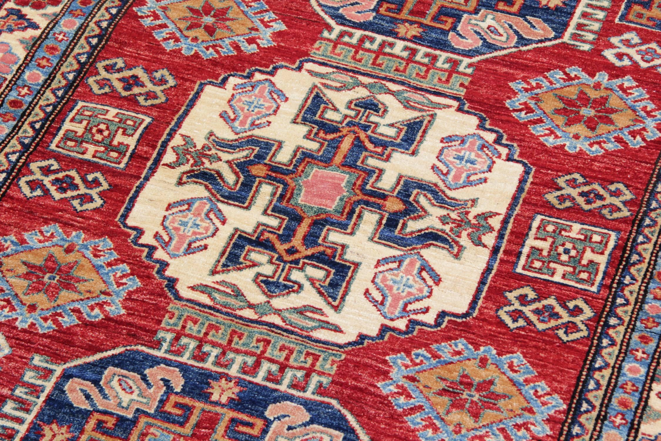 Diese neuen traditionellen handgefertigten Teppiche zeigen Designs aus der Region Kazak. Ein traditioneller Stammesteppich ist in der Region des Kasachengebiets berühmt. Dieser handgewebte Teppich wurde von afghanischen Knüpfern aus hochwertiger