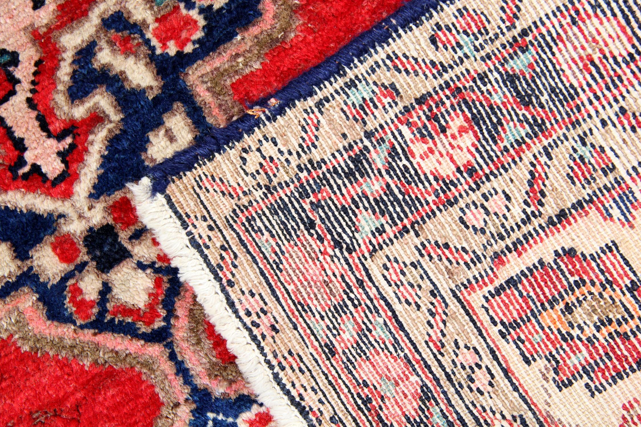 Oriental Rugs Red Wool Traditional Carpet Handwoven Area Rug In Excellent Condition In Hampshire, GB