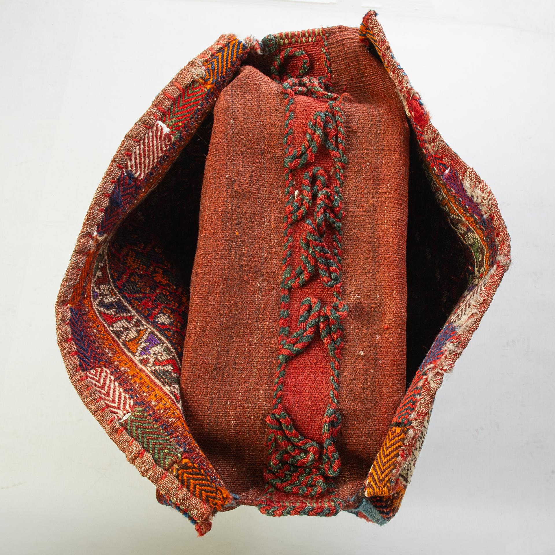 Double saddle bag, loom wooven with wool dyed with vegetable substances.
It can be hung on the wall or placed on an easel and serve as a newspaper holder;
with two pillows it becomes a seat with backrest.
(its price is interesting because I want to