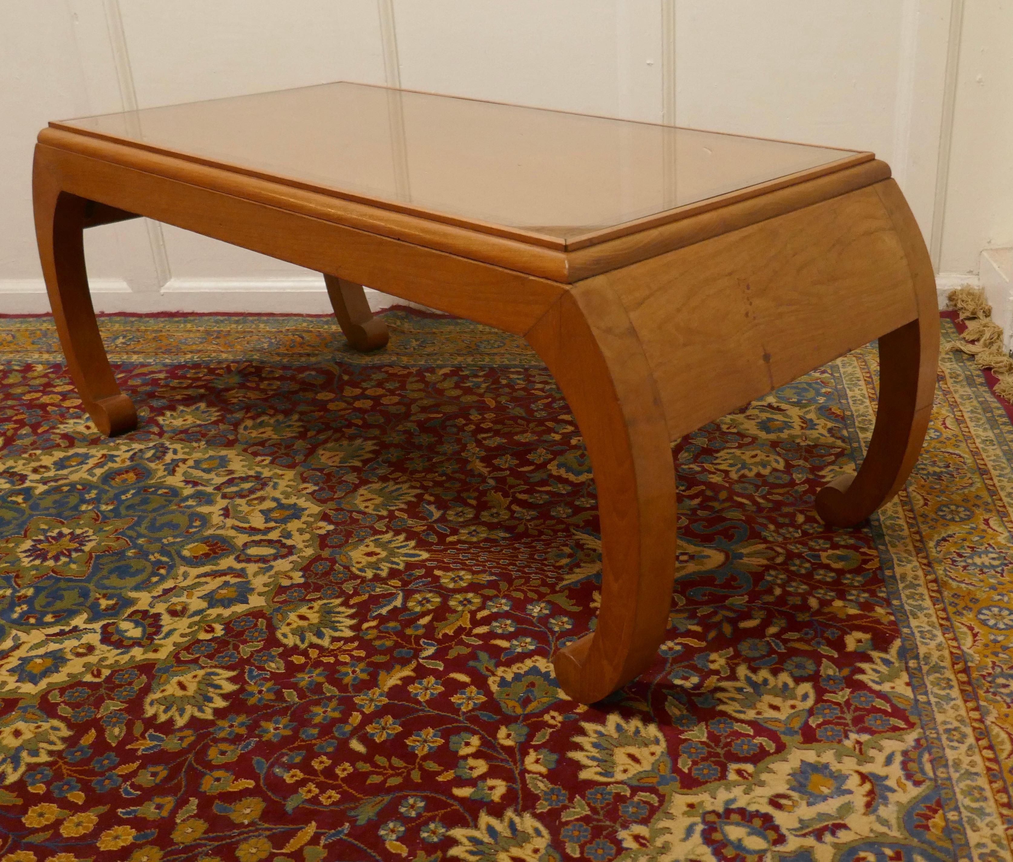 Table basse orientale en noyer satiné, table basse Bon état - En vente à Godshill, Isle of Wight