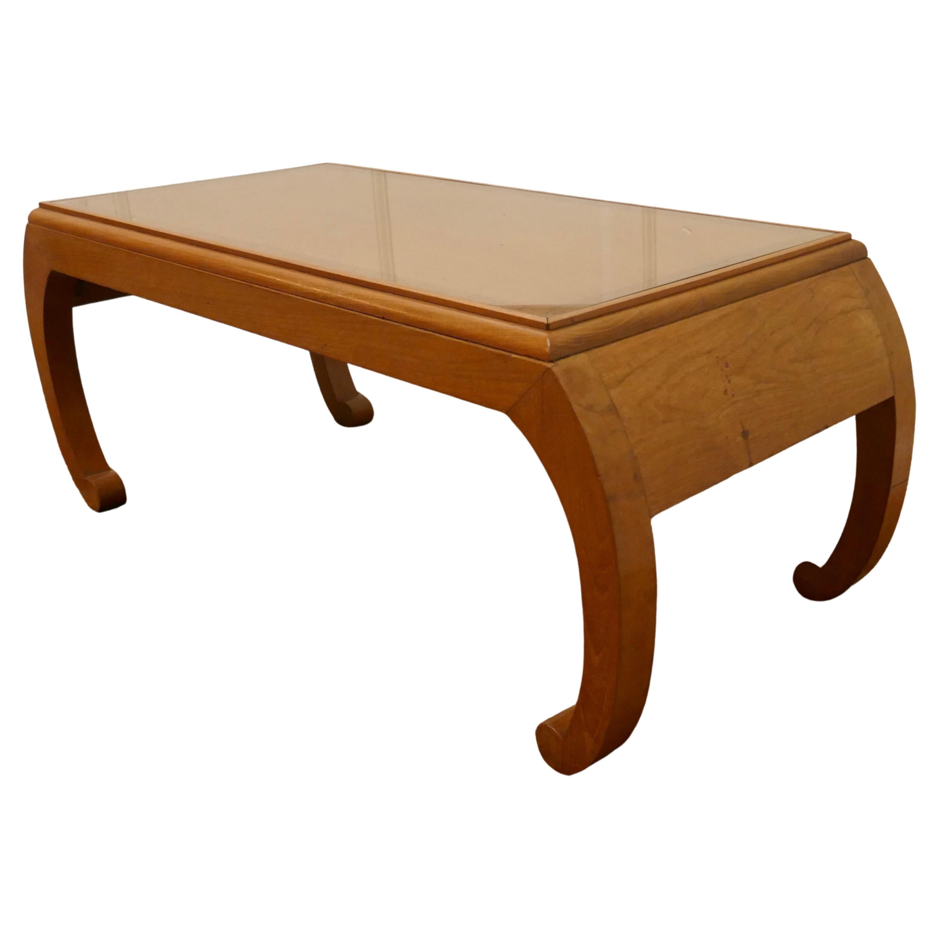 Table basse orientale en noyer satiné, table basse