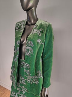 Blazer y falda de terciopelo verde esmeralda con mezcla de seda oriental, adornados con lentejuelas