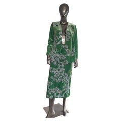 Blazer y falda de terciopelo verde esmeralda con mezcla de seda oriental, adornados con lentejuelas