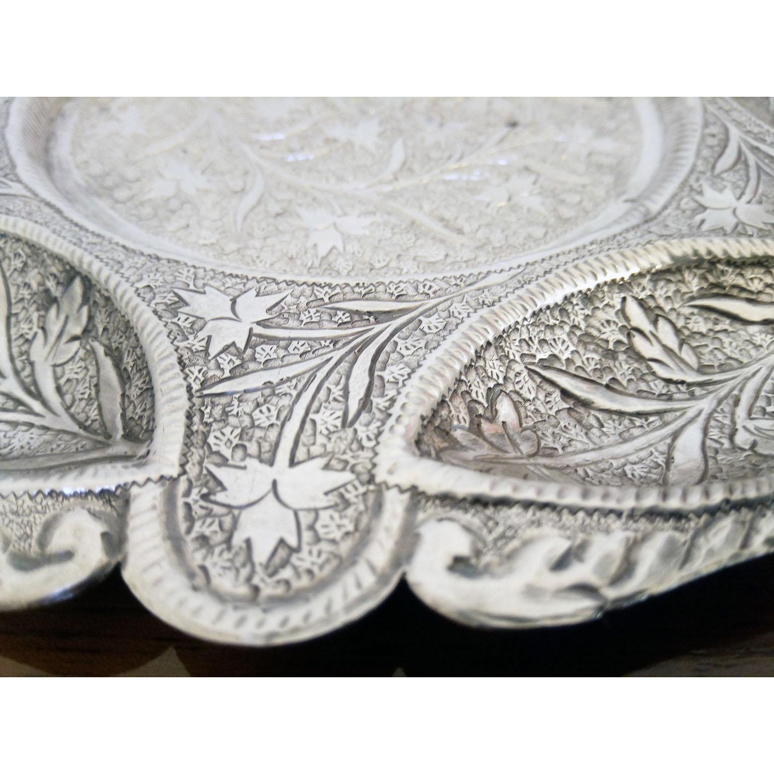 A gorgeous silver round plate with cover, Pakistan 1950s. Very good used condition.
Realized in repousse silver, with intricate floral design. Great for treats and sweets or simply used as decorative item. The lower edge of the cover is engraved