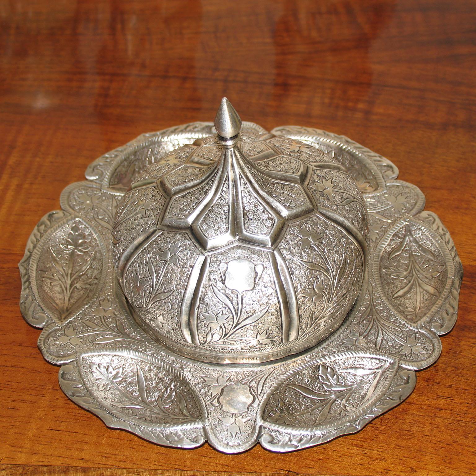 Oriental Silver Round Plate with Cover in Repoussé Technique In Good Condition For Sale In Bochum, NRW