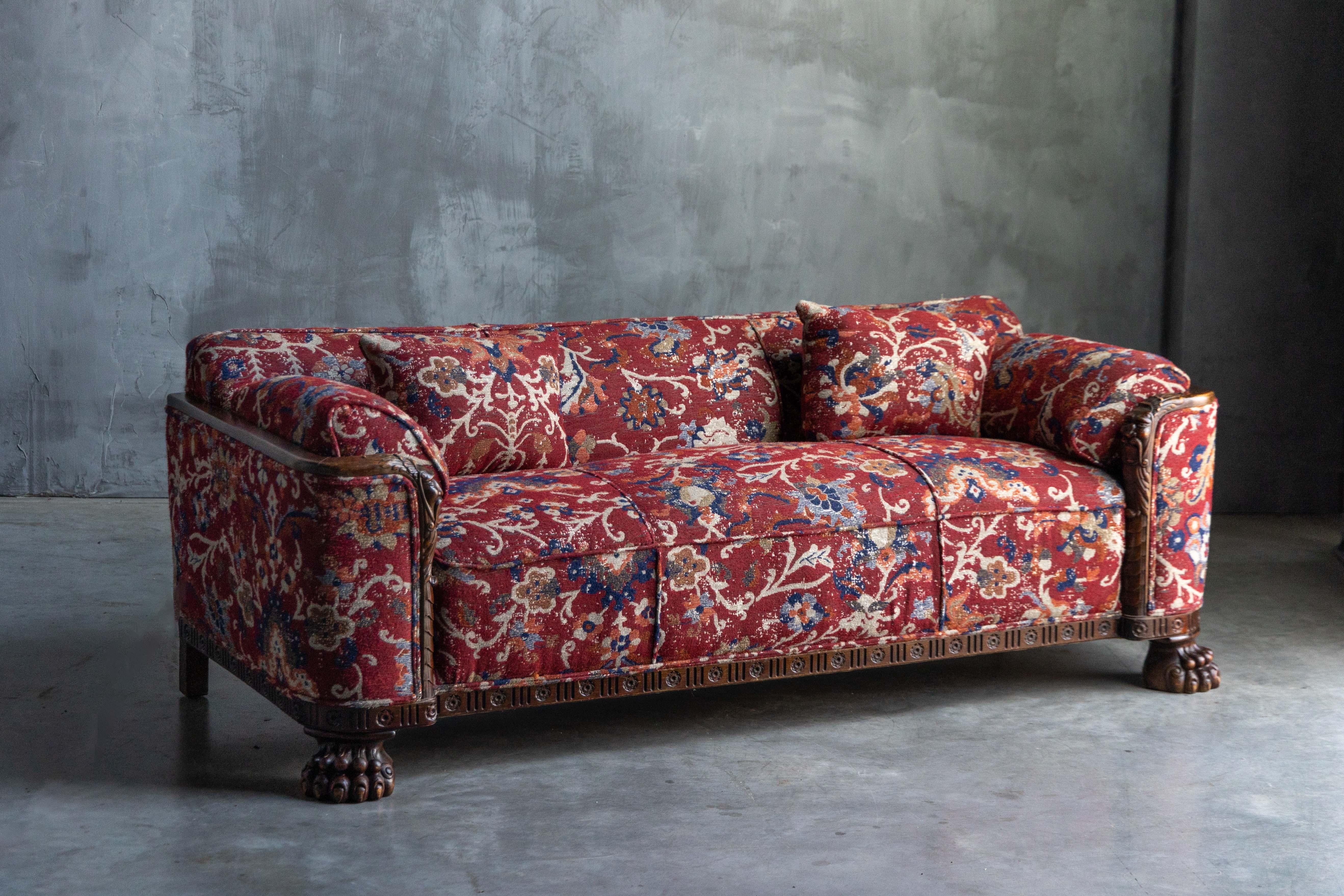 Sofa im Chippendale-Stil, verziert mit orientalischen Ornamenten, gekonnt neu gepolstert mit luxuriösem Stoff von Pierre Frey. Dieses Meisterwerk verbindet harmonisch zeitloses Design und zeitgenössische Eleganz und präsentiert einen Perserteppich,