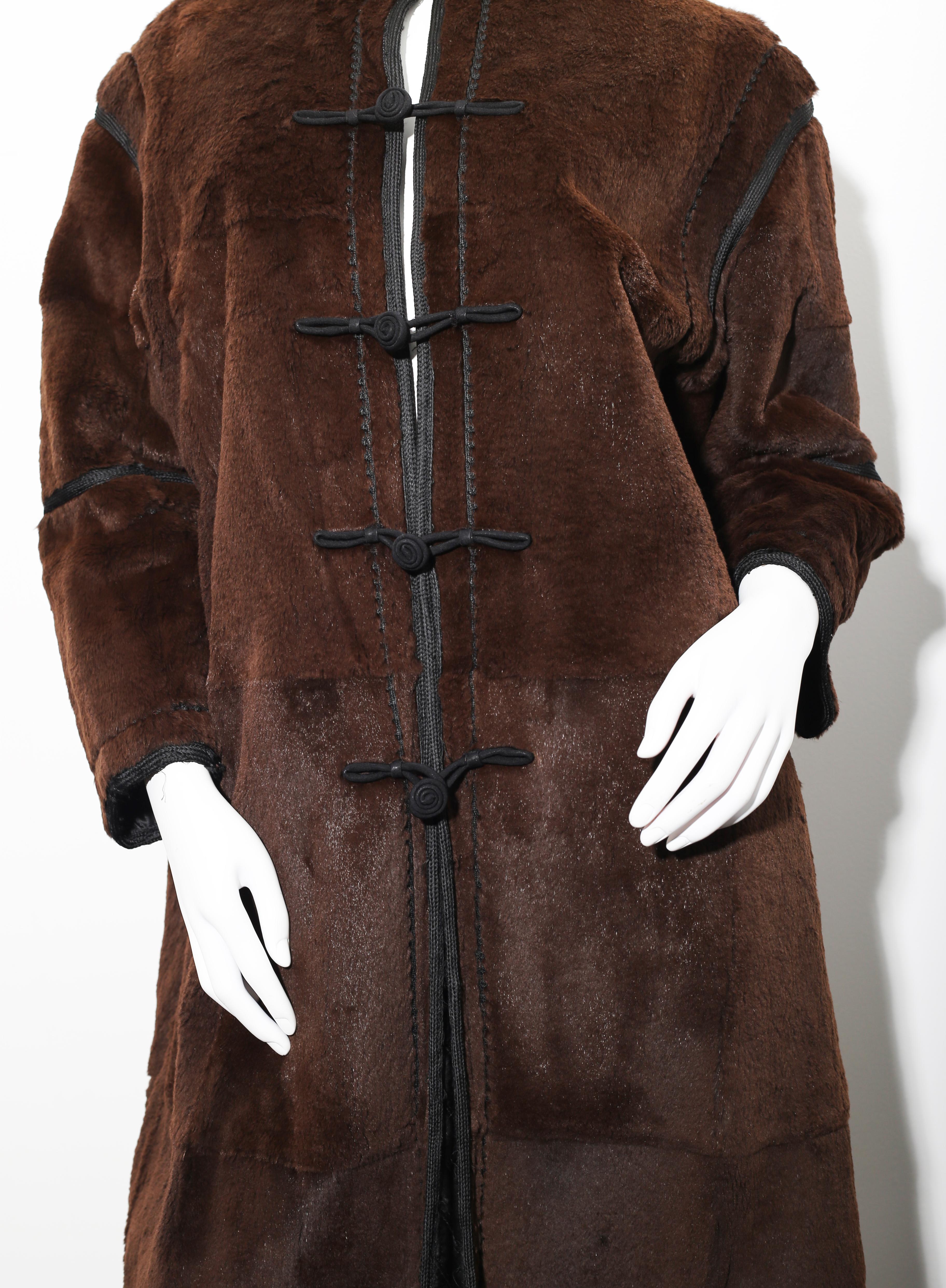 Armani Oriental Style Brown mink Leather Coat with black silk trimmings
Size: 42 FR / 46 IT/ 10 US / 14 UK / EU L
Condition: MINT 
COAT MEASURES:
LENGTH 105cm 41,33