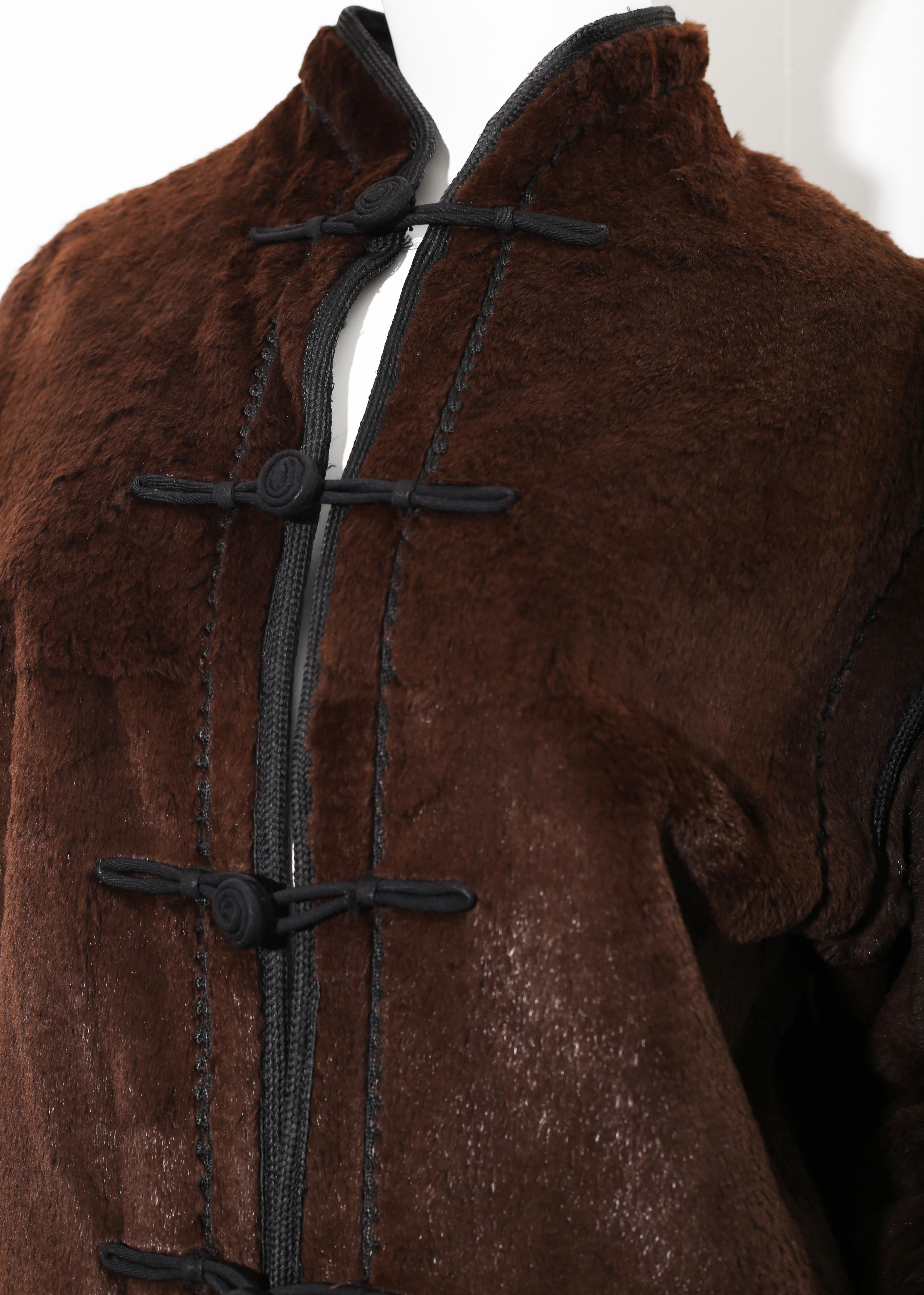 Noir Armani - Style oriental marron  Manteau en cuir avec garnitures en soie blac en vente
