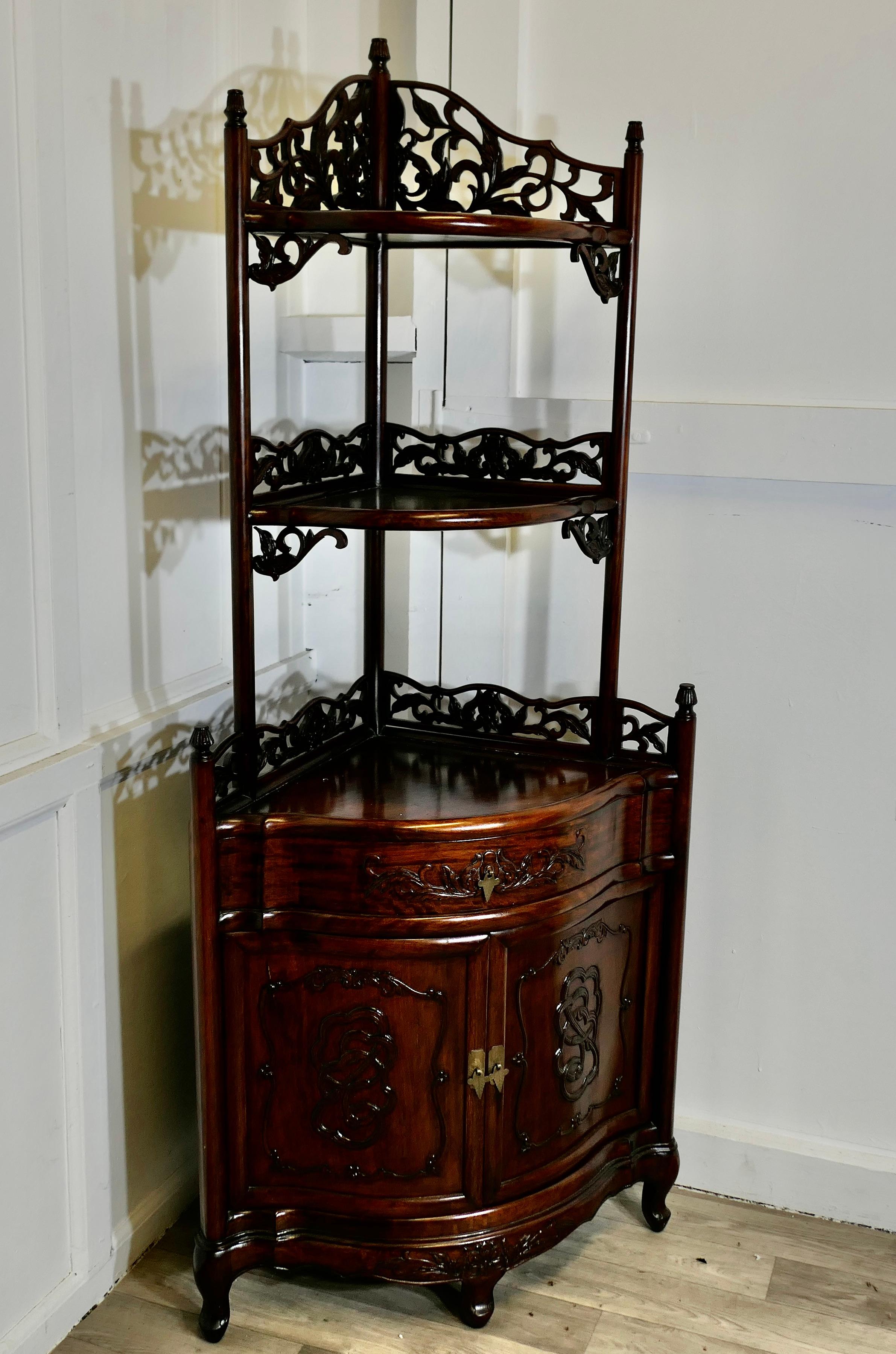 Chinoiseries Étagère d'angle sculptée de style oriental avec armoire et tiroir en vente