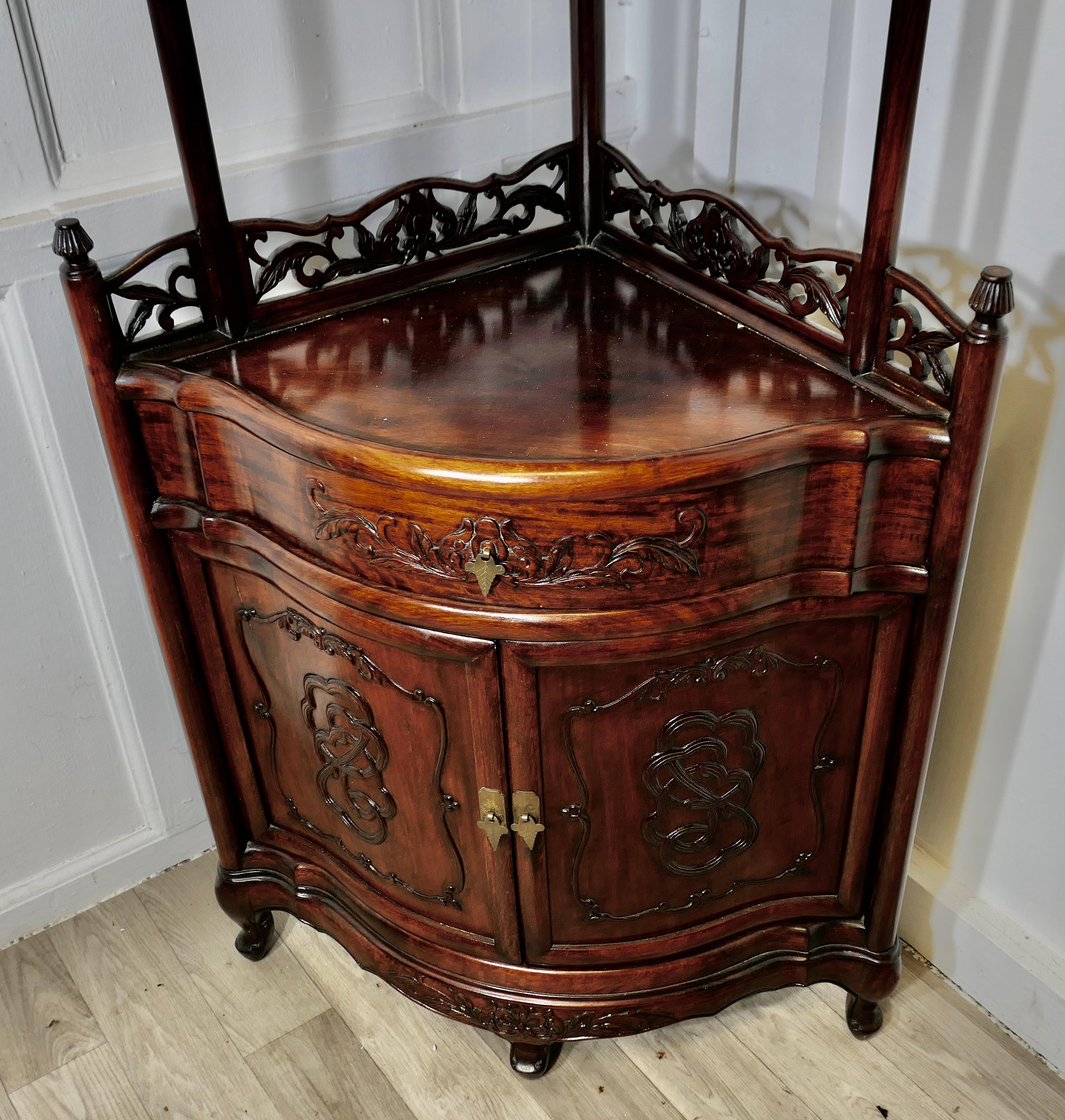 Fin du 20e siècle Étagère d'angle sculptée de style oriental avec armoire et tiroir en vente