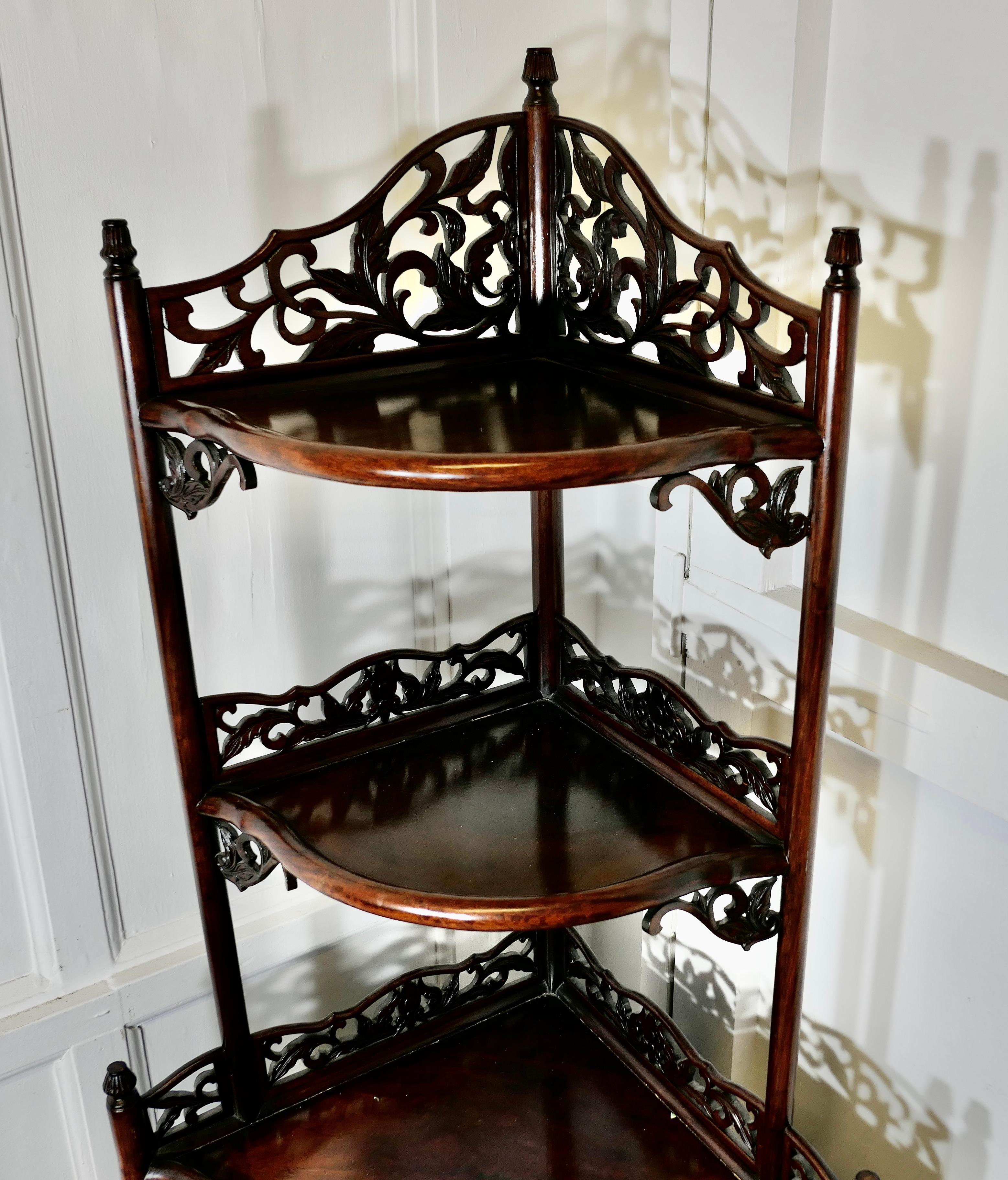 Noyer Étagère d'angle sculptée de style oriental avec armoire et tiroir en vente