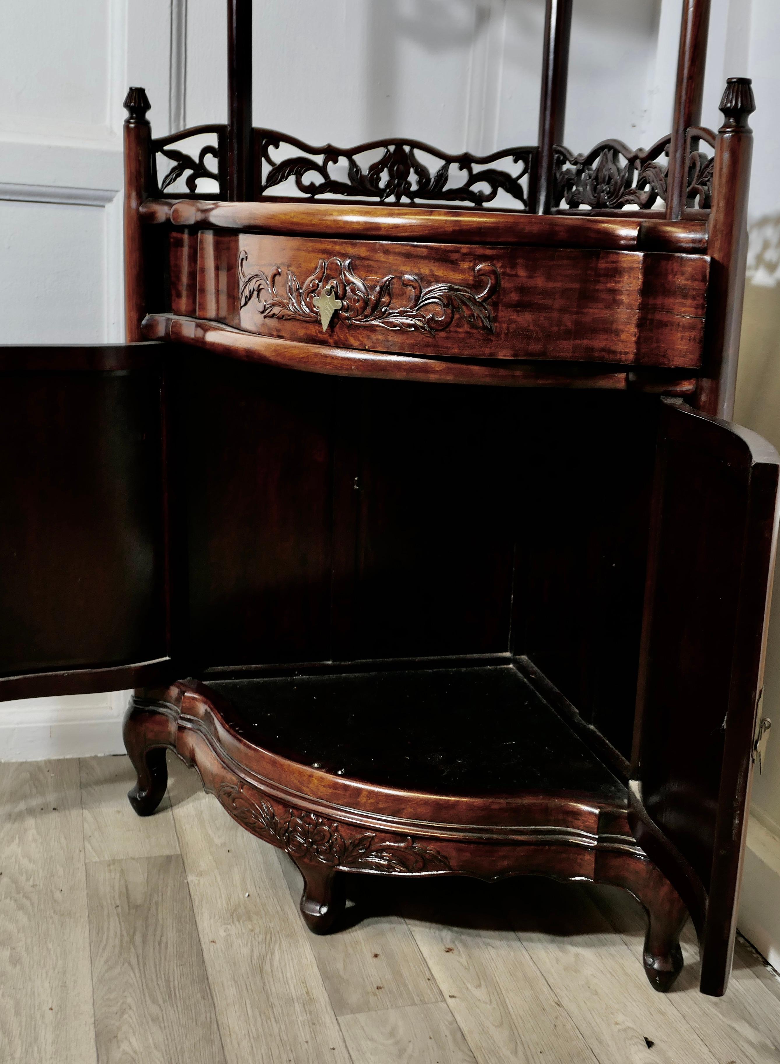 Étagère d'angle sculptée de style oriental avec armoire et tiroir en vente 1