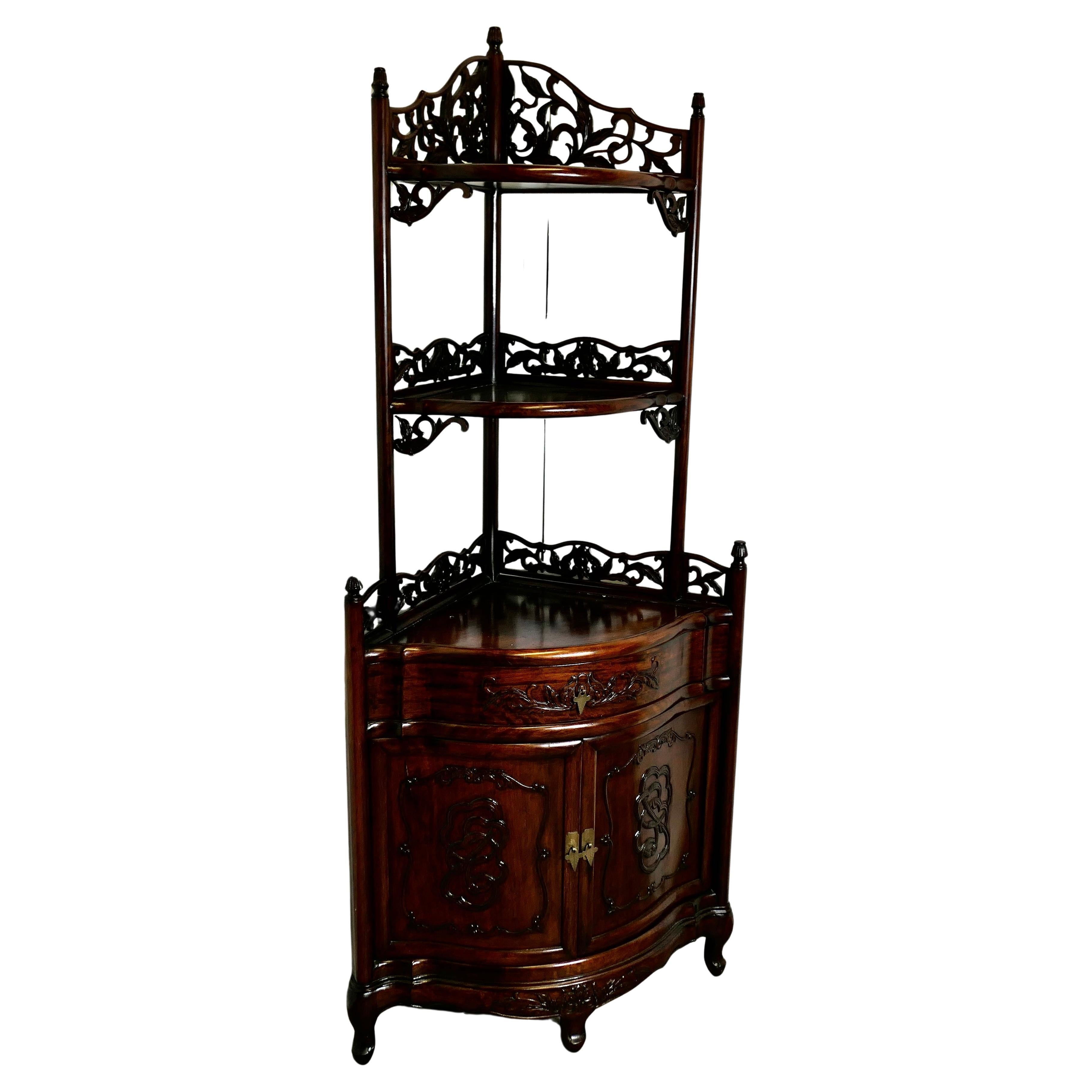 Etagere angolare intagliata in stile orientale con armadio e cassettiera