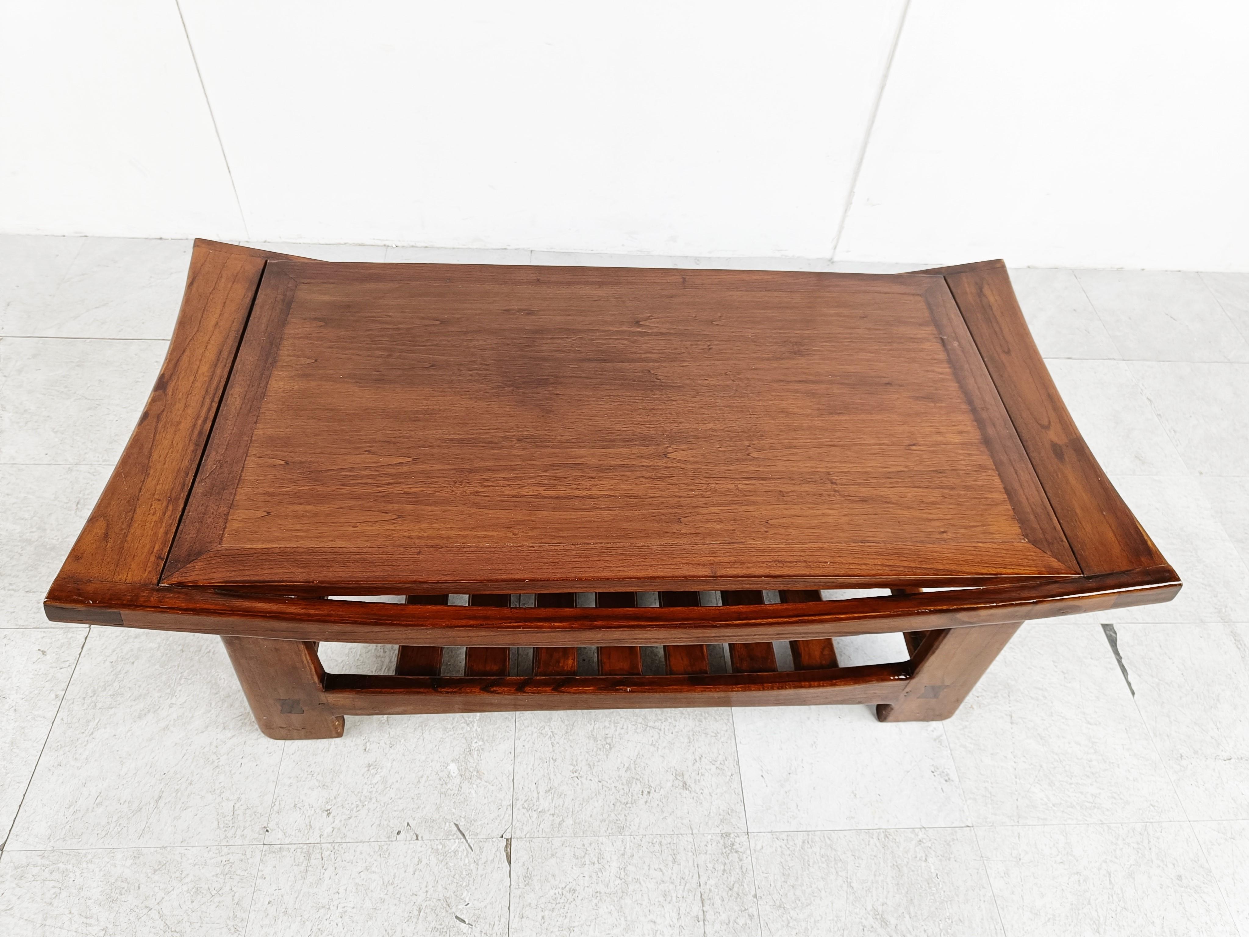 Beautiful organic shaped oriental style coffee table from the 1970s.

It has a lower shelve to store magazines etc

Very good condition

1970s - Asia

Dimensions:
Height: 40cm/15.74