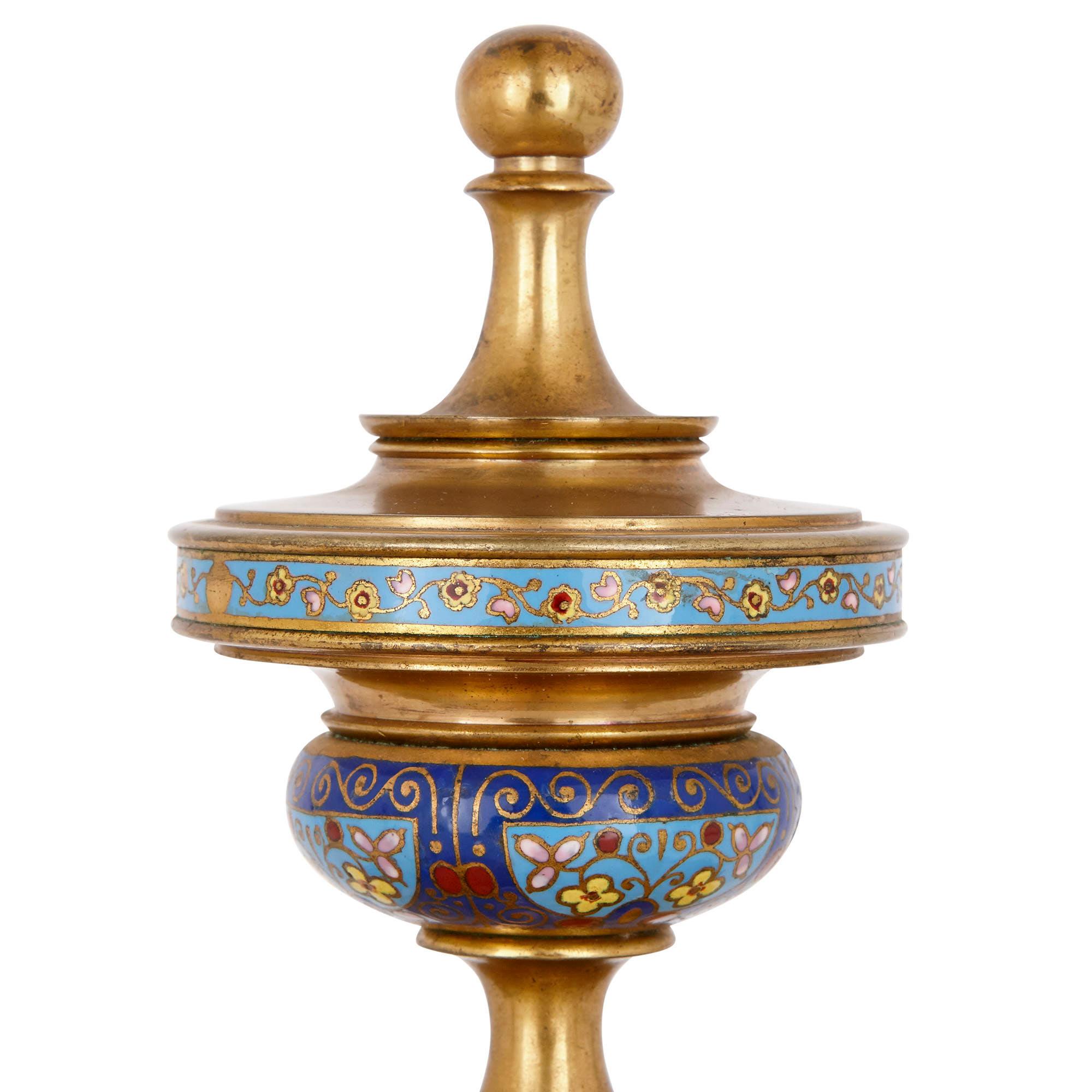 Champlevé Ensemble d'horloge de style oriental en bronze doré et émail champlevé en vente