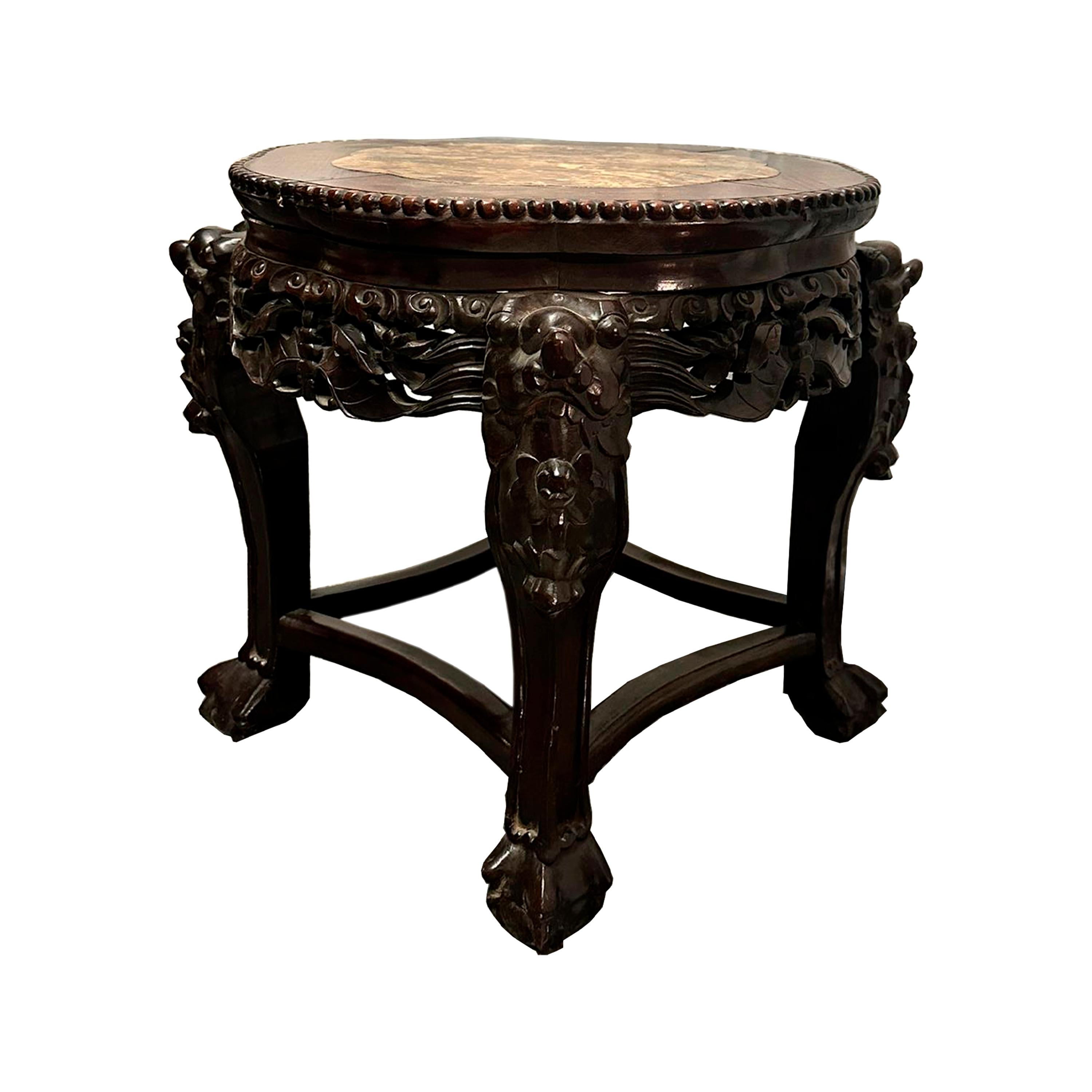 Beistelltisch im orientalischen Stil, aus massivem Palisanderholz mit grotesken Formen und Beinen mit Klauenenden, im Queen Anne Stil. England, 19. Jahrhundert.