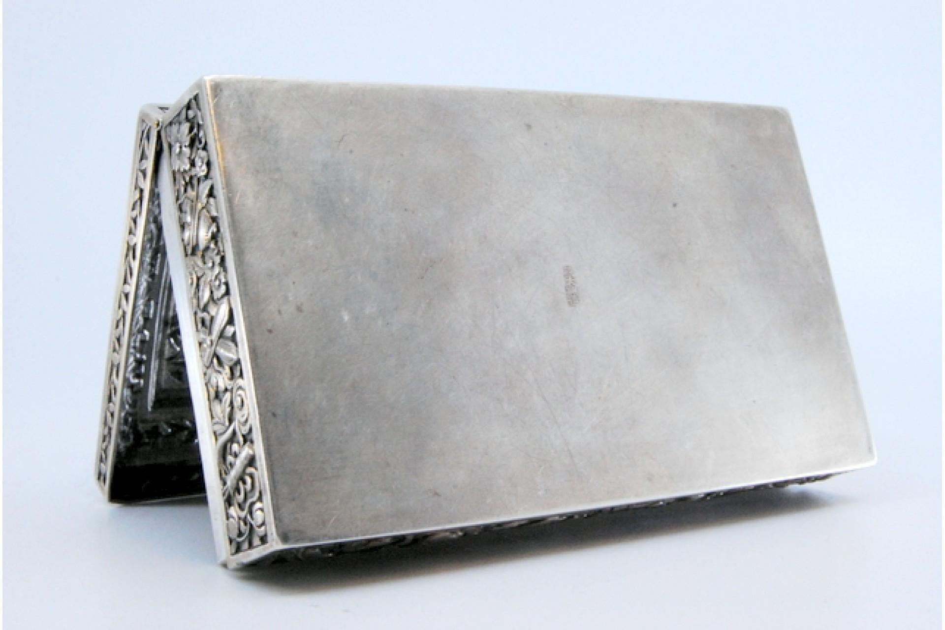 Oriental-style silver jewelry box with raised plant motifs and hinge For Sale 4