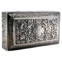 Boîte à bijoux en argent de style oriental avec motifs végétaux en relief et charnière.