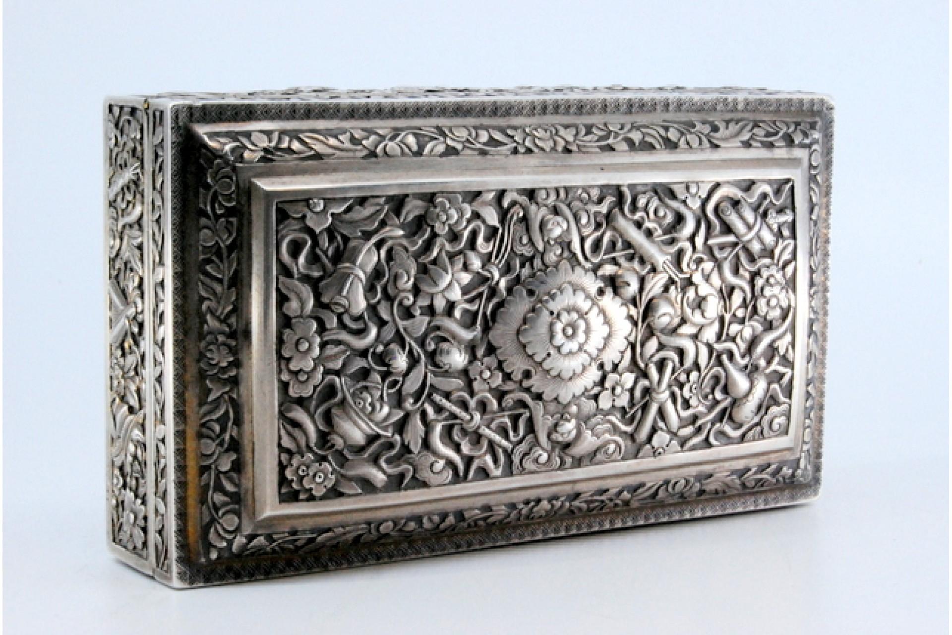 Oriental-style silver jewelry box with raised plant motifs and hinge In Good Condition For Sale In Porto, PT