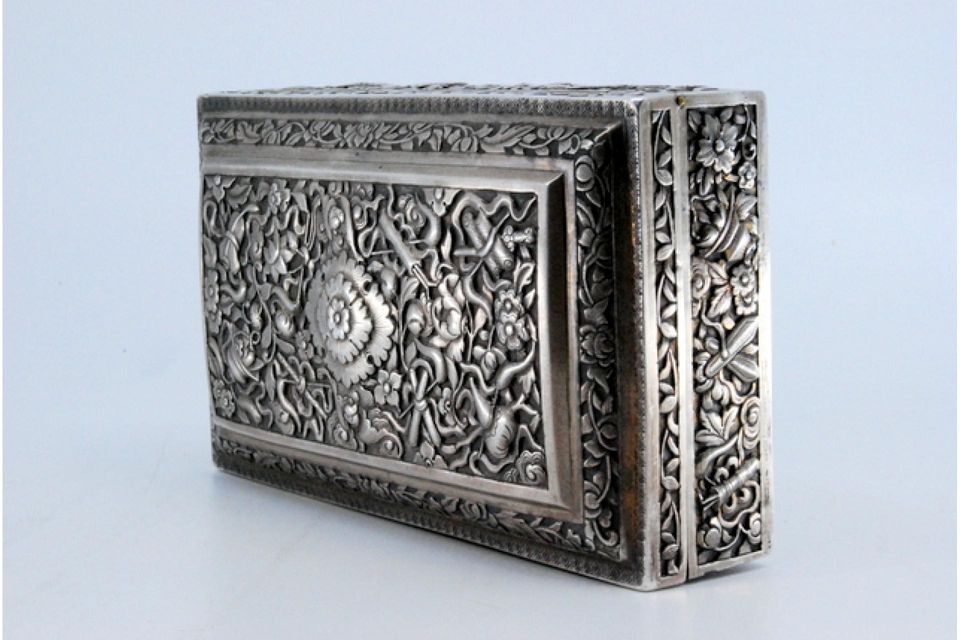 20th Century Oriental-style silver jewelry box with raised plant motifs and hinge For Sale