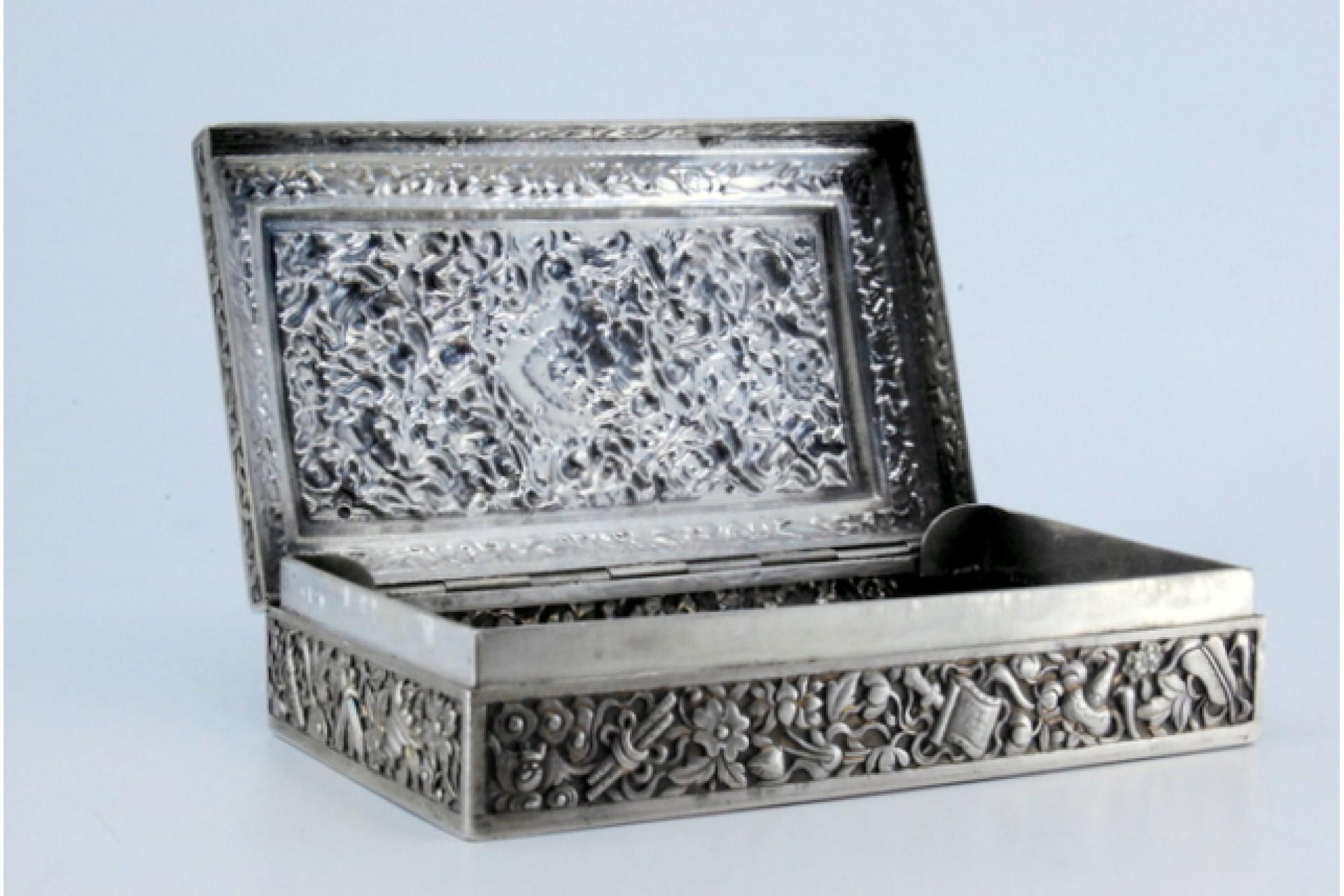 Silver Oriental-style silver jewelry box with raised plant motifs and hinge For Sale