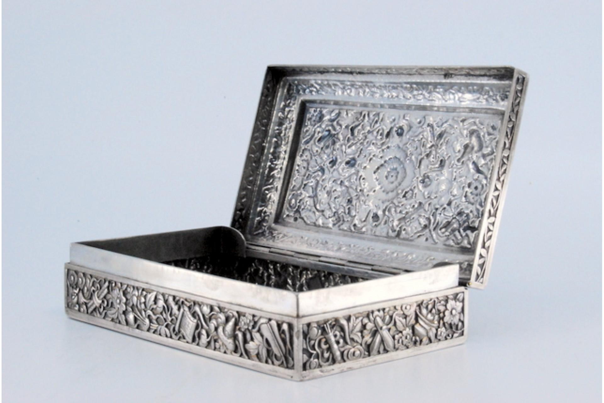 Oriental-style silver jewelry box with raised plant motifs and hinge For Sale 1