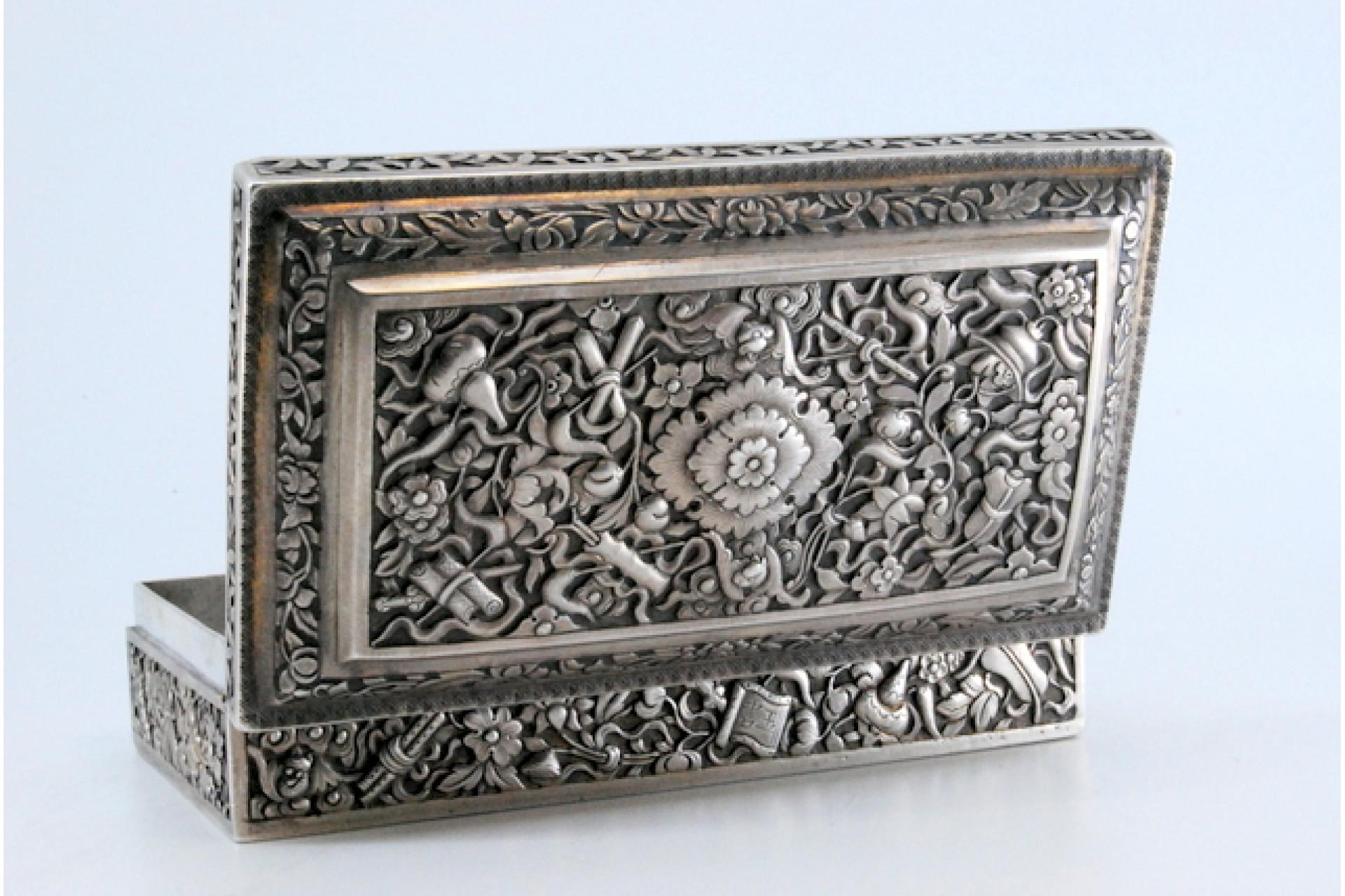 Oriental-style silver jewelry box with raised plant motifs and hinge For Sale 2