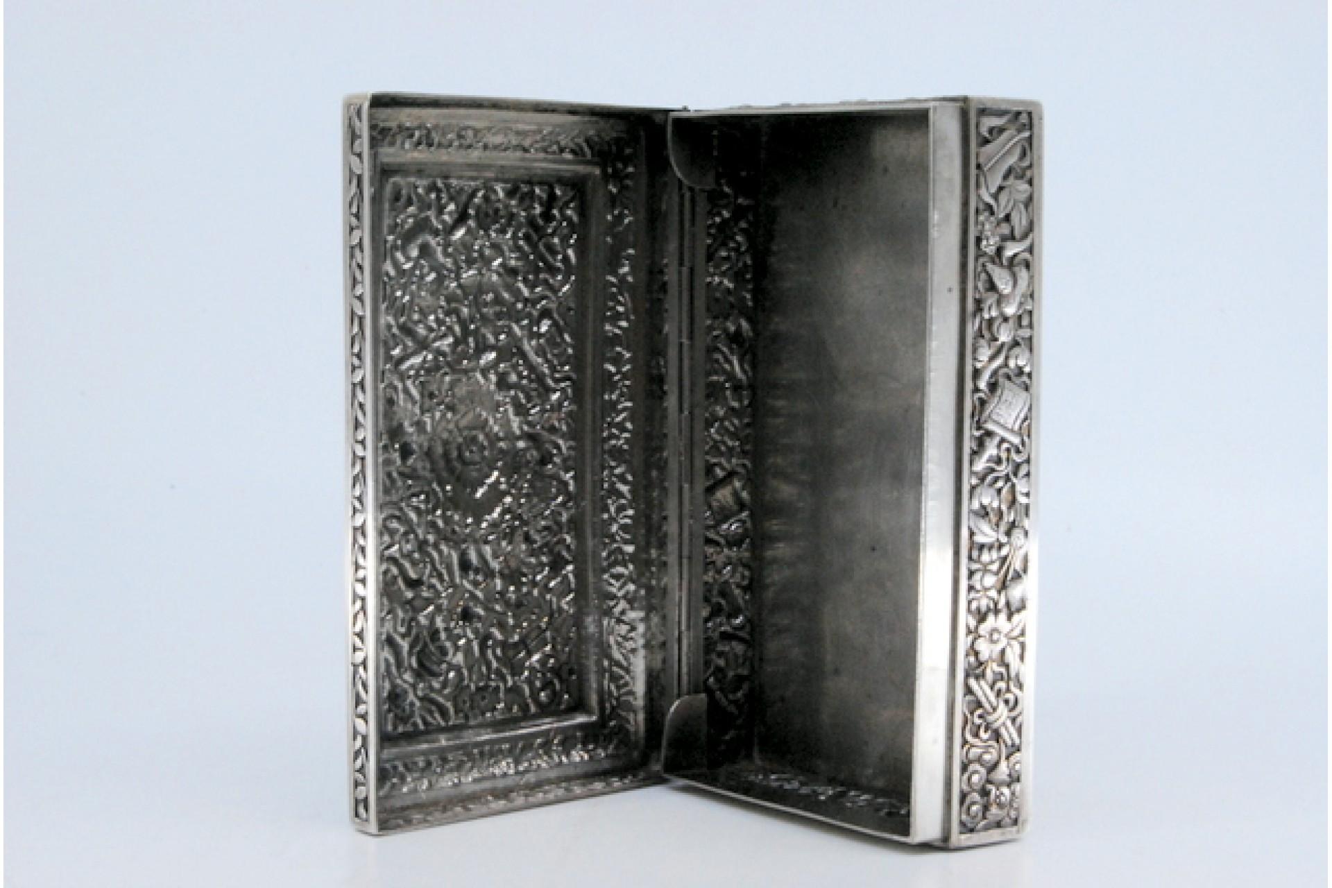 Oriental-style silver jewelry box with raised plant motifs and hinge For Sale 3